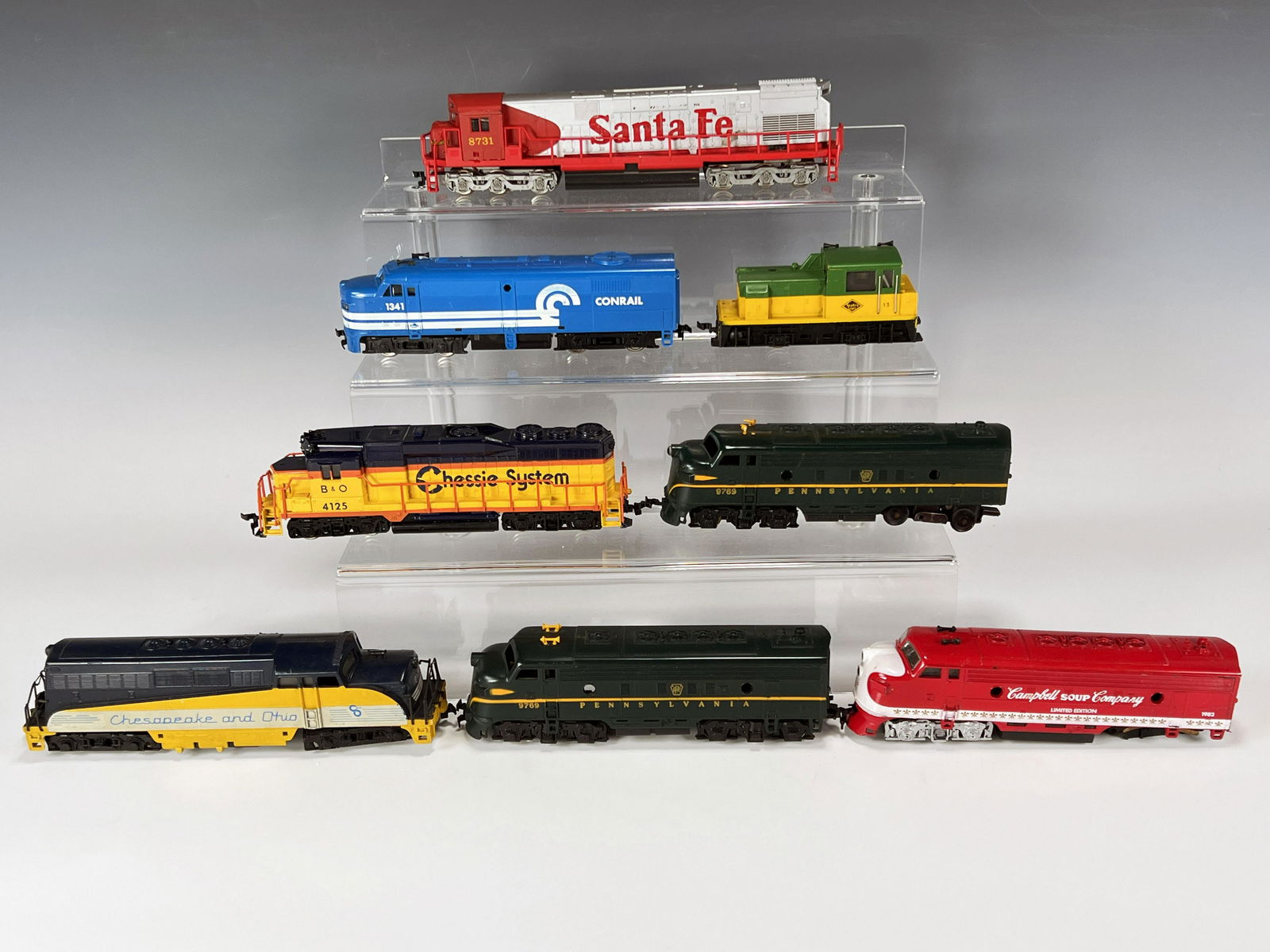 LOT OF HO SCALE MODEL TRAIN LOCOMOTIVES (1 of 10)