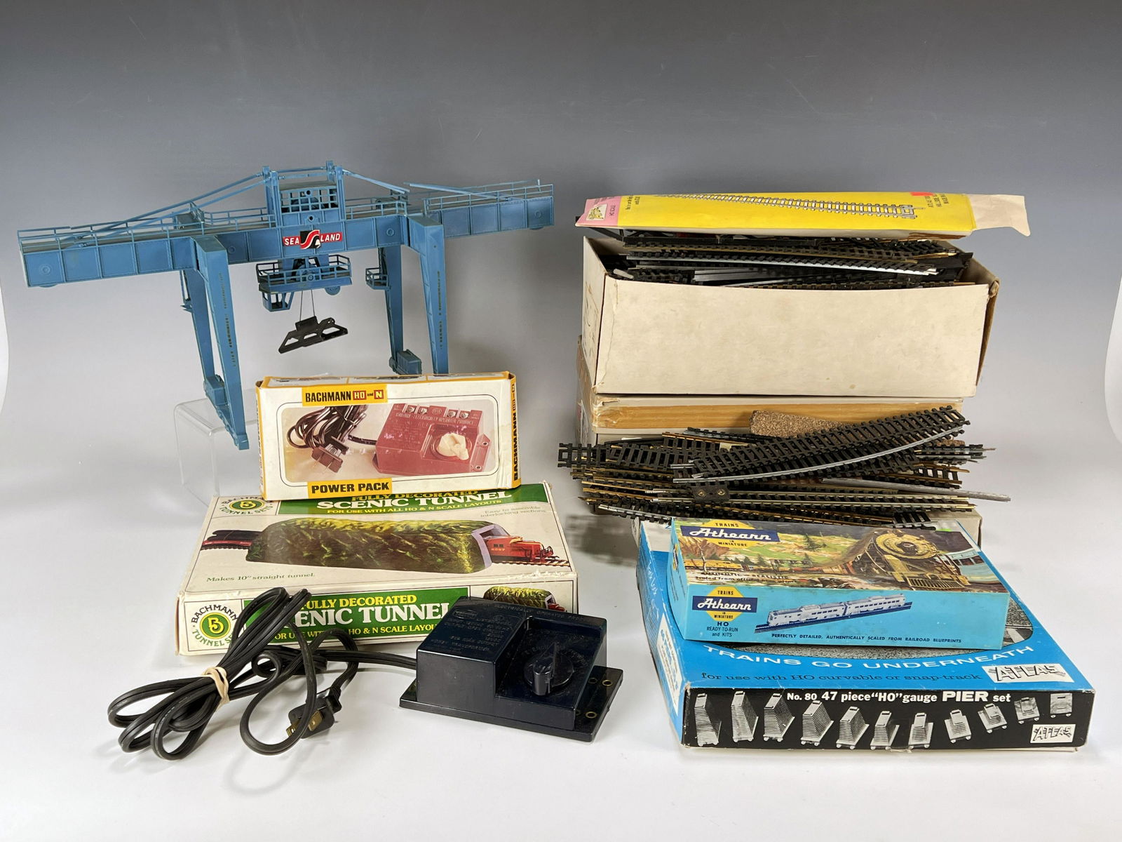 LOT OF HO SCALE MODEL TRAIN BUILDINGS TRACK AND MORE (1 of 7)