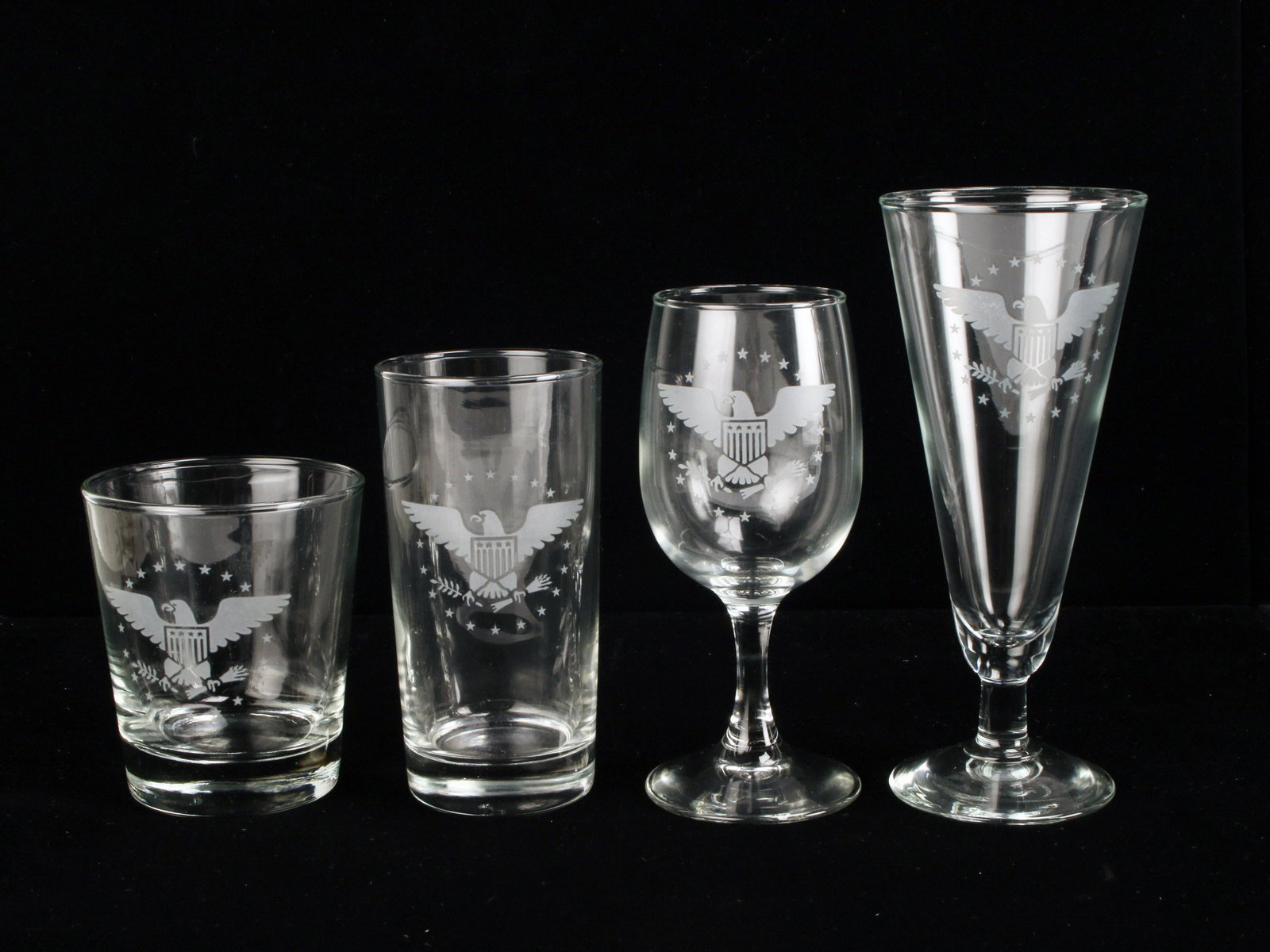 COLLECTION OF PRESIDENTIAL SEAL GLASSES: COLLECTION OF PRESIDENTIAL SEAL GLASSES Host your own white house dinner! 8 beer, 8 rocks, 8 wine, 8 water glasses. 7 1/2" Shippi