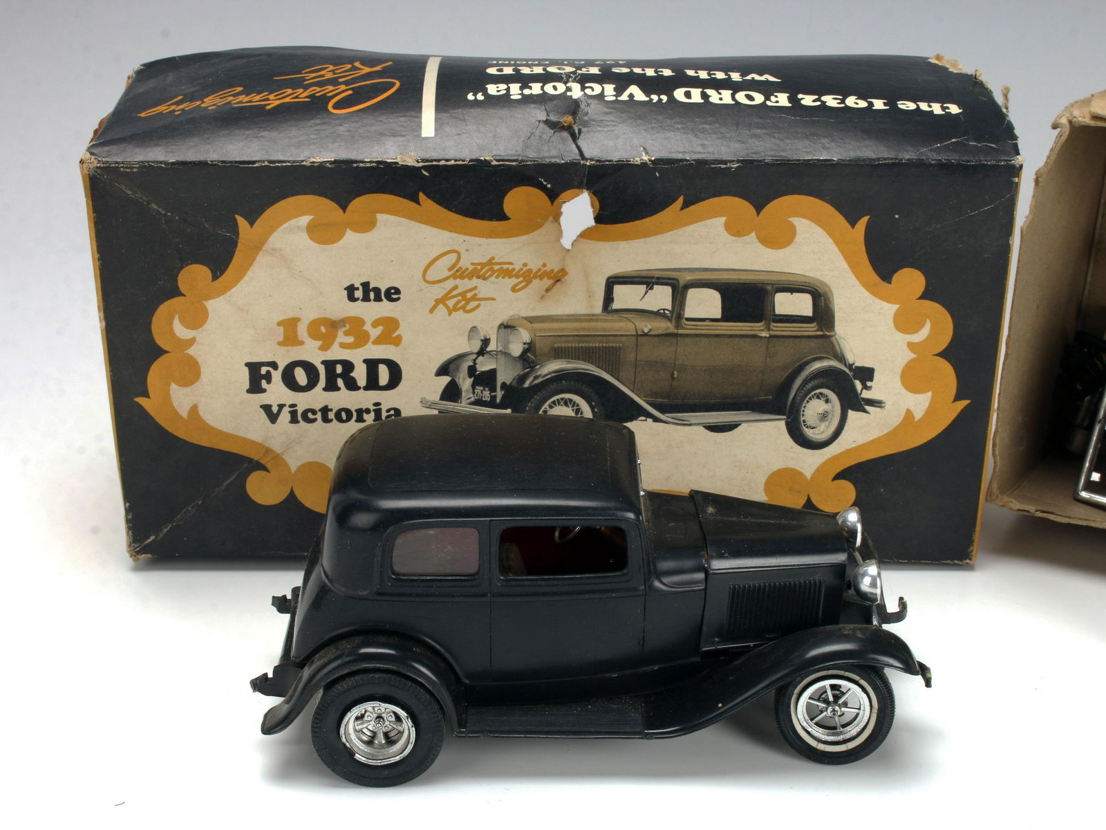 1932 FORD VICTORIA CUSTOMIZABLE MODEL KIT IN BOX (1 of 6)