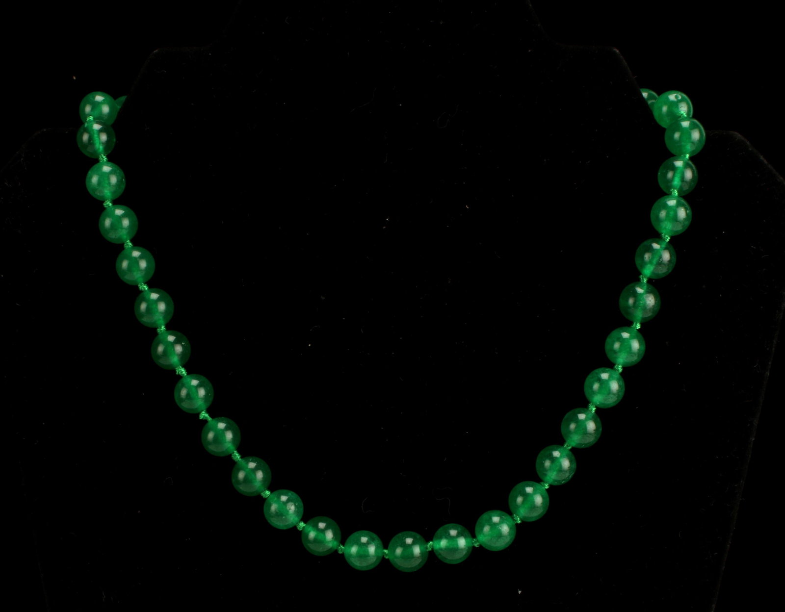 GREEN JADE BEAD NECKLACE (1 of 3)
