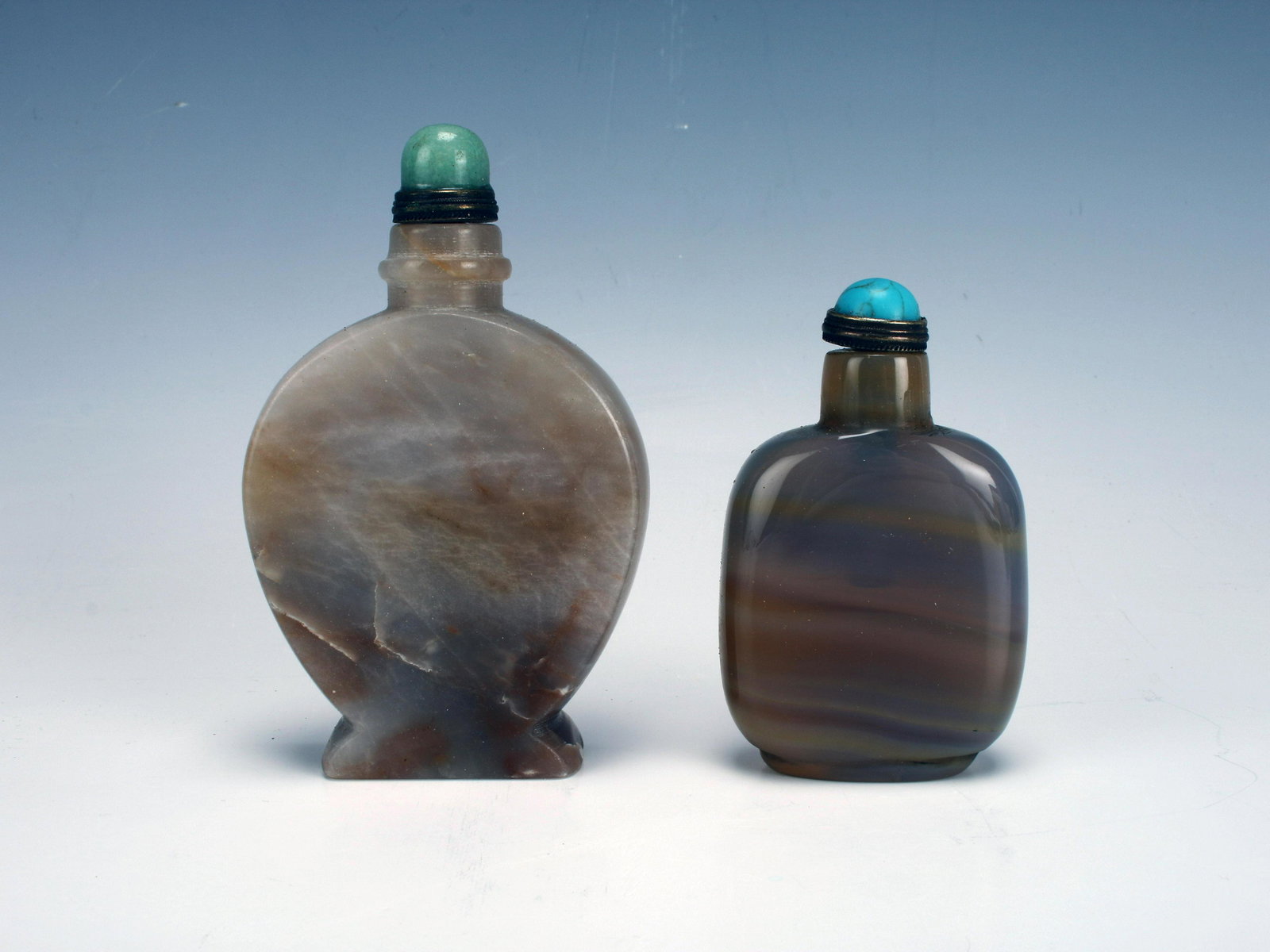 TWO LARGE AGATE SNUFF BOTTLES (1 of 4)