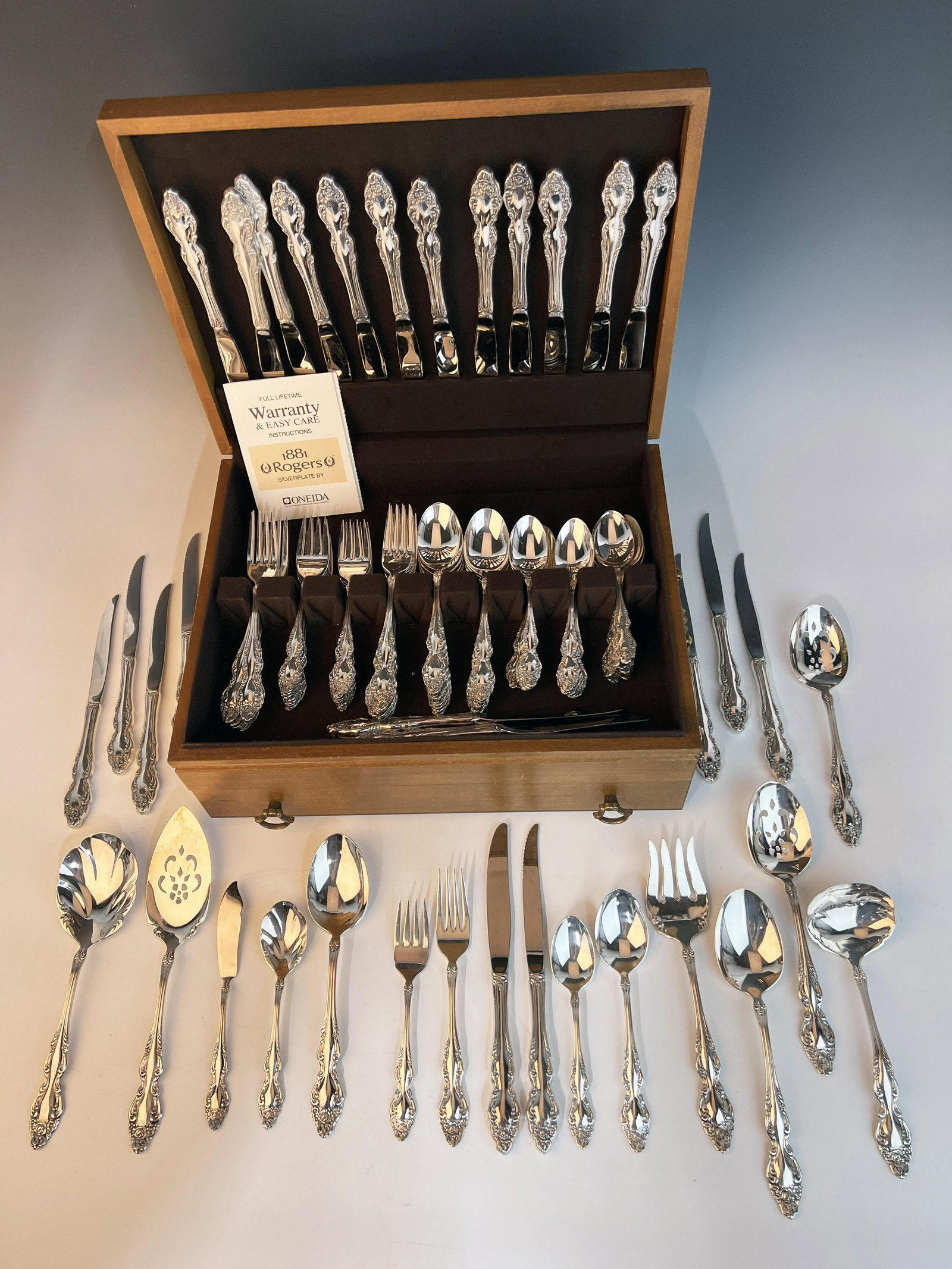 ONIEDA ROGERS 1881 FLATWARE FOR 16 IN SILVER CHEST (1 of 5)