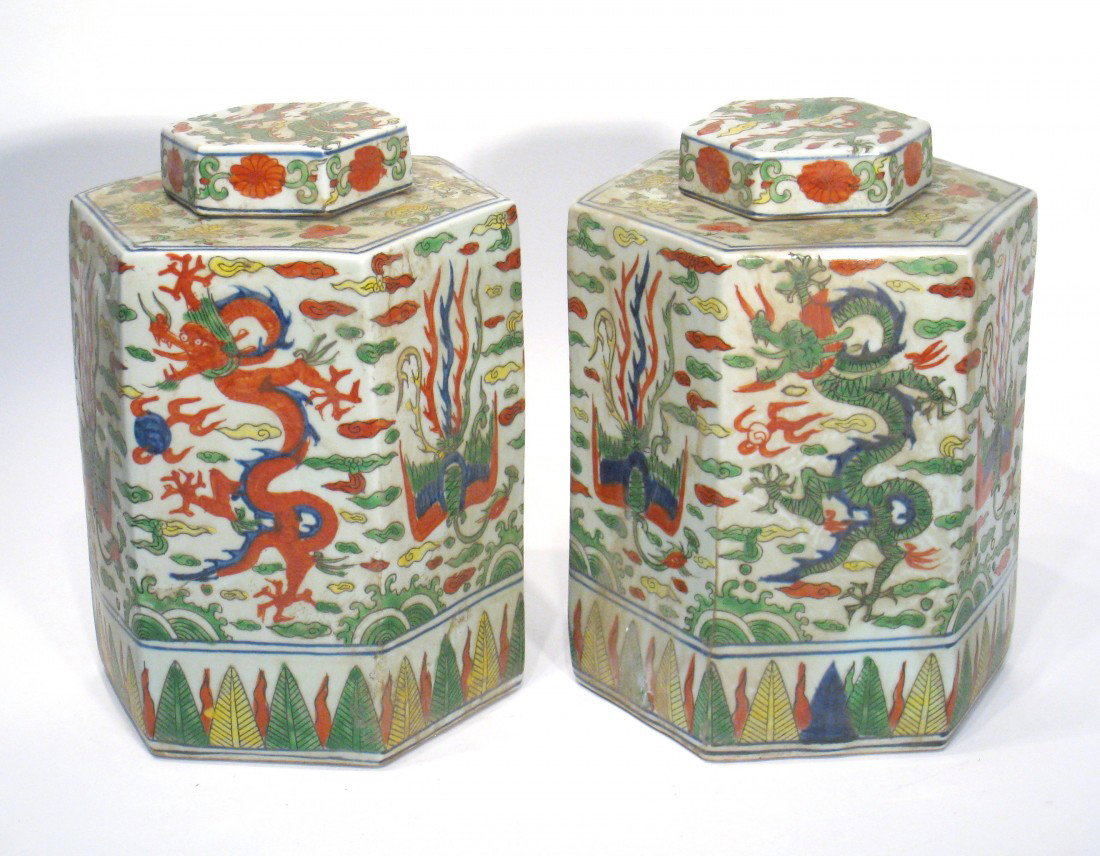 A Fine Pair Of Wan Li Porcelain Vases: A pair of lidded porcelain vases.