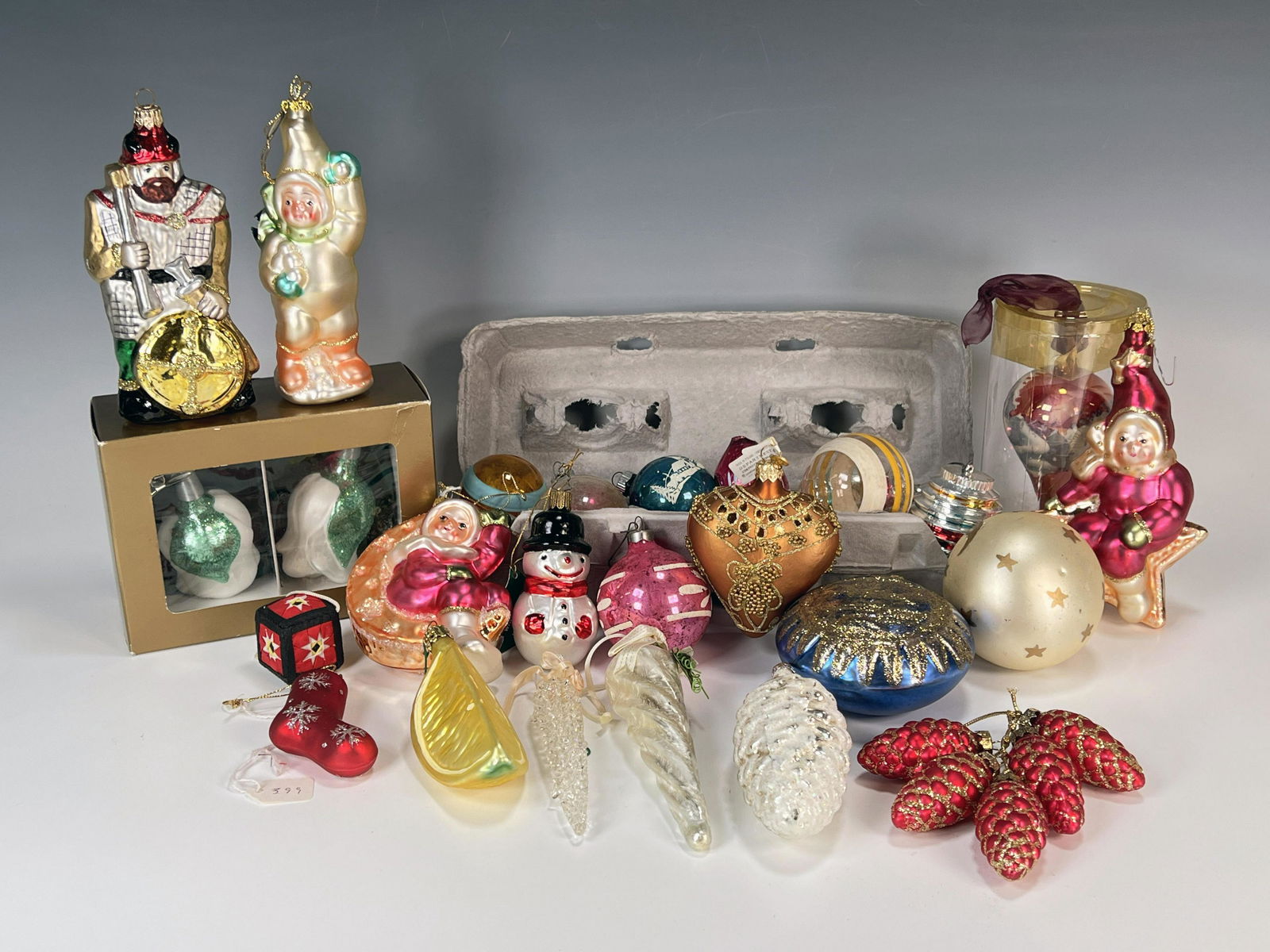 LOT OF VINTAGE ORNAMENTS (1 of 8)