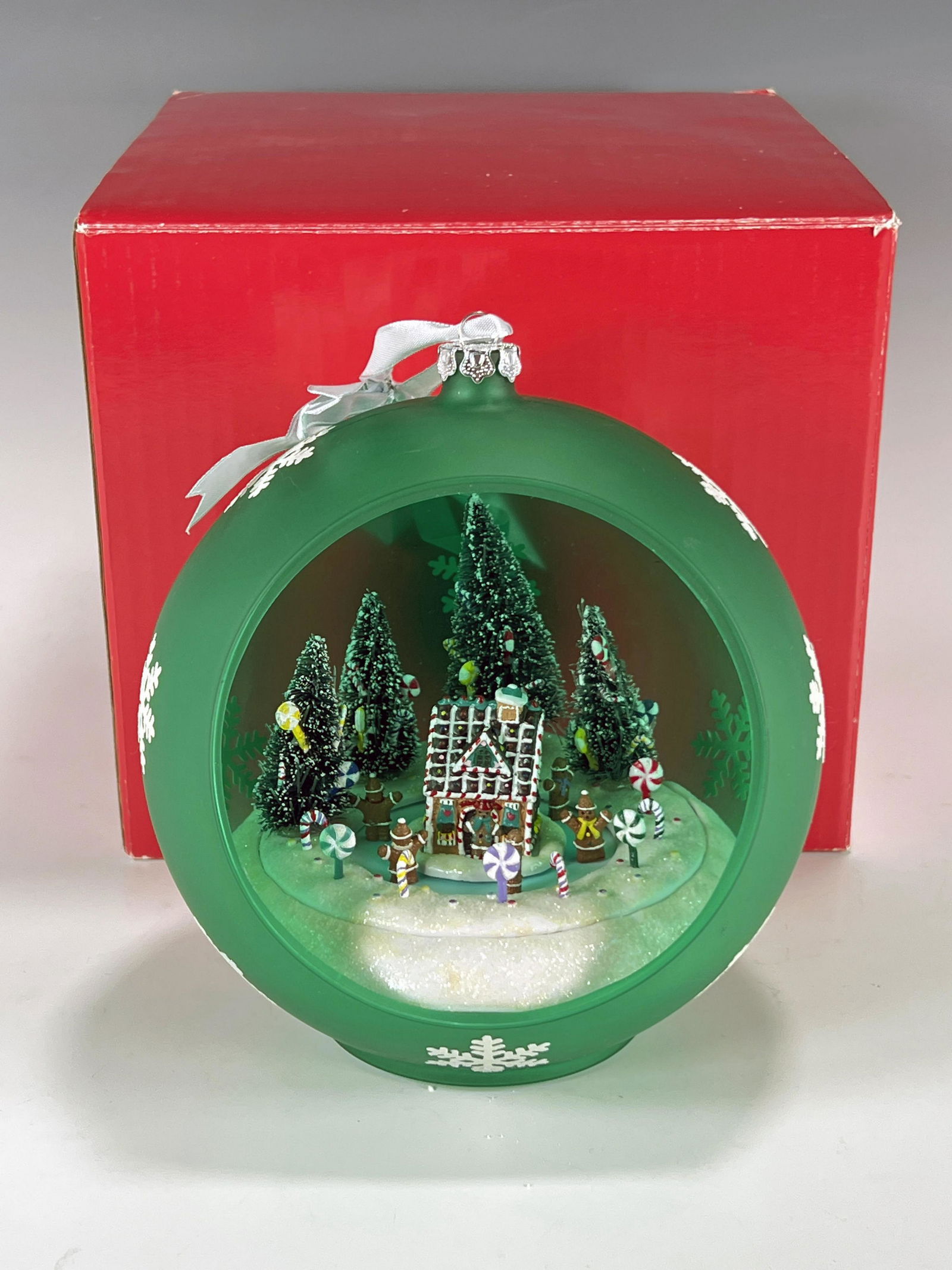 MR. CHRISTMAS SPARKLING SCENE ORNAMENT IN BOX (1 of 4)