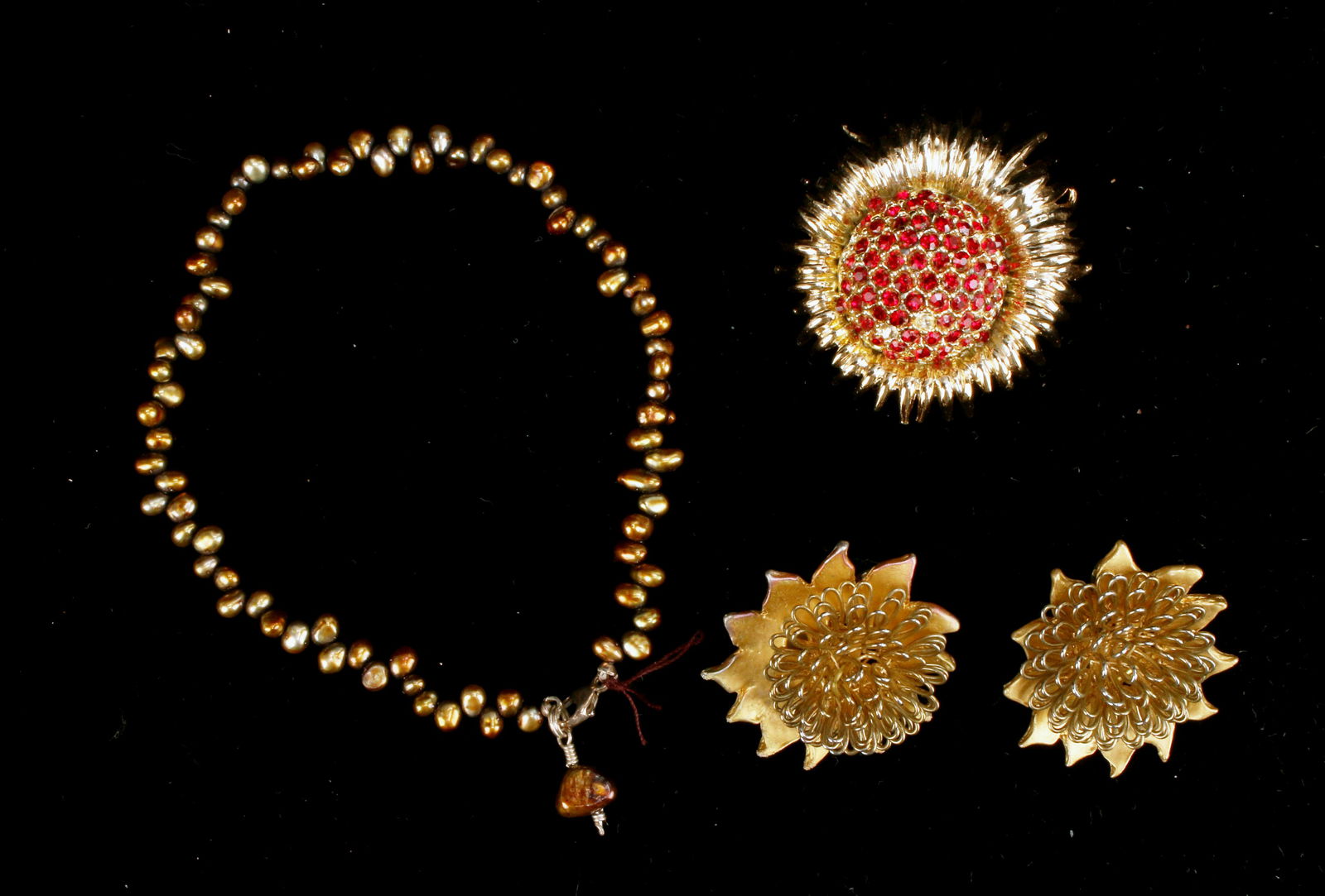 PEARL ANKLET, COSTUME FLORAL PIN & EARRINGS LOT: PEARL ANKLET, COSTUME FLORAL PIN & EARRINGS LOT