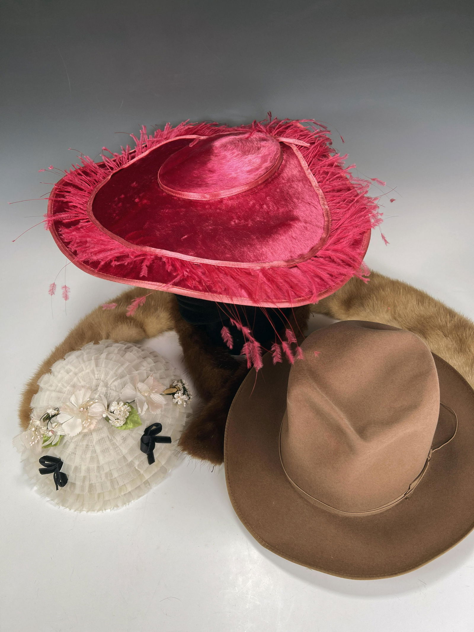 VINTAGE WOMENS & MENS HATS AND FUR COLLARS (1 of 4)