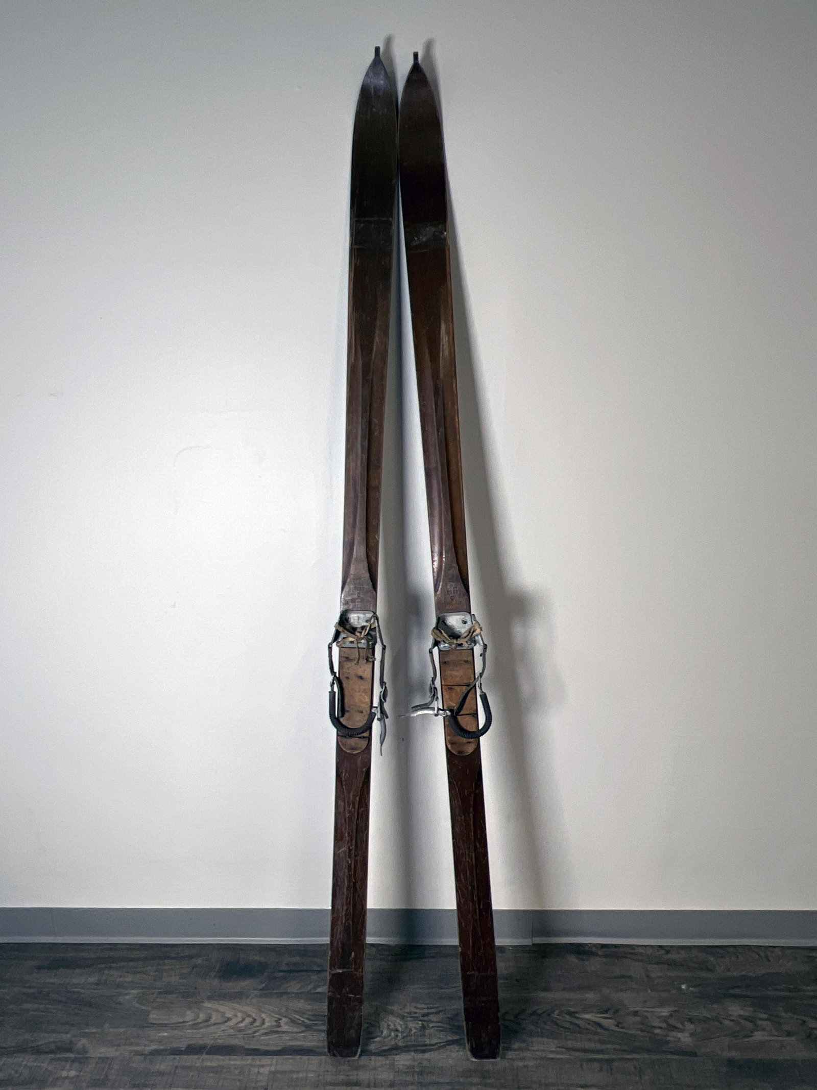 VINTAGE WEDGE-LOCK WOODEN SKIS: VINTAGE WEDGE-LOCK WOODEN SKIS