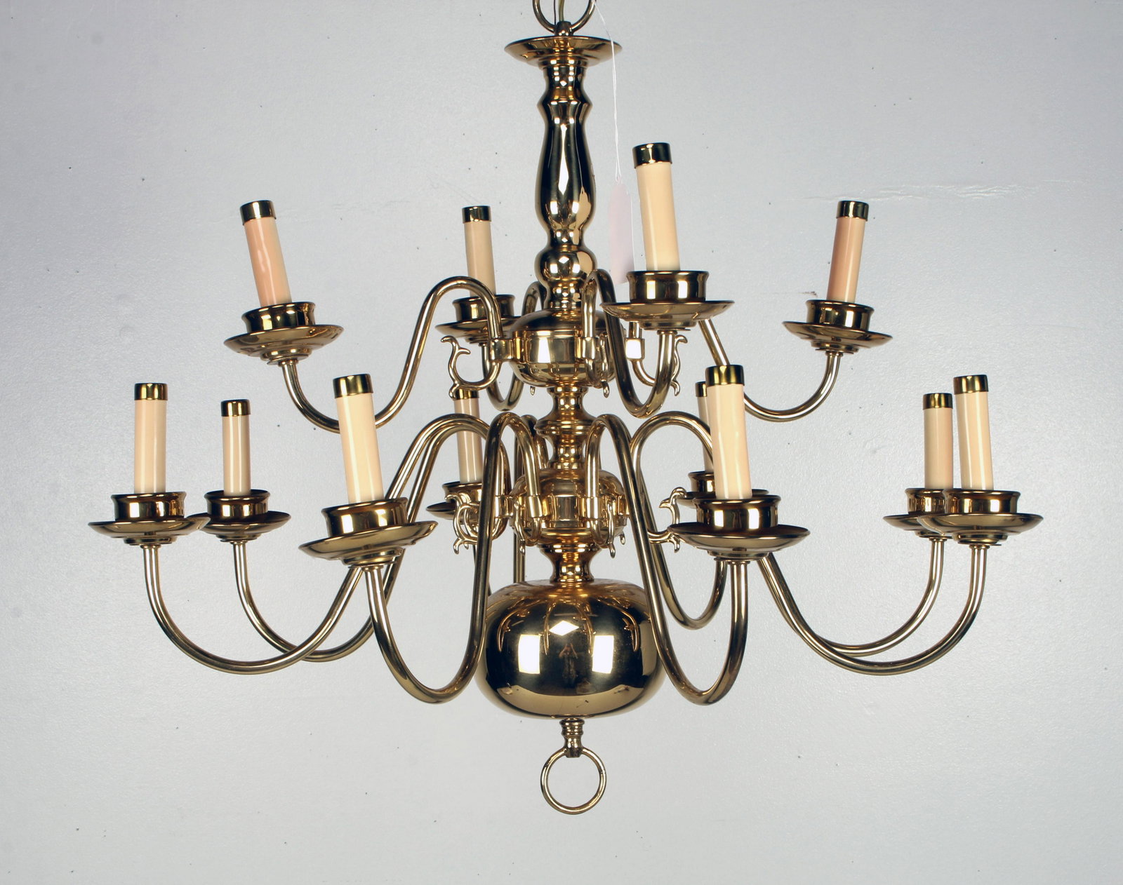 WILLIAMSBURG STYLE TWELVE ARM BRASS CHANDELIER: WILLIAMSBURG STYLE TWELVE ARM BRASS CHANDELIER