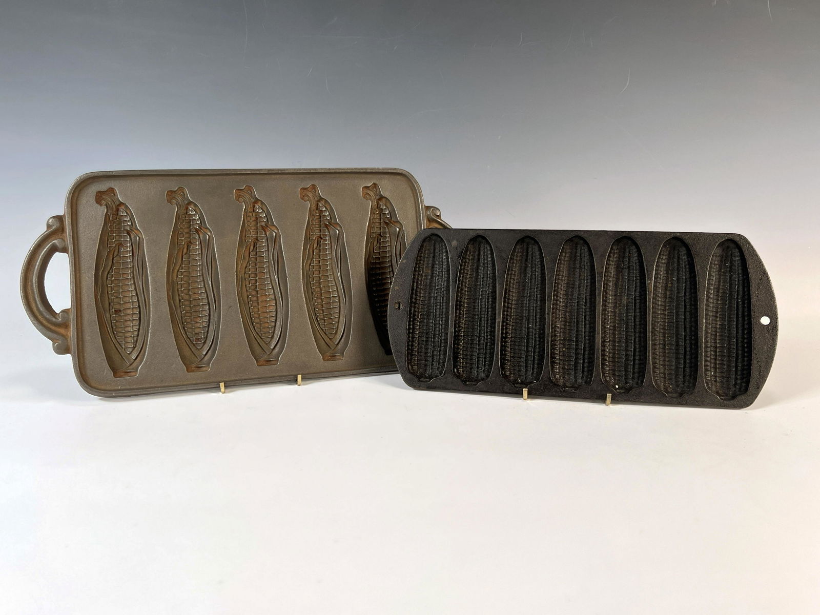 CAST IRON CORN COB SHAPE MOLDS: CAST IRON CORN COB SHAPE MOLDS