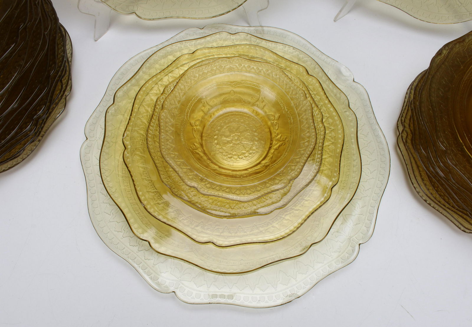 LOT OF AMBER DEPRESSION GLASS (1 of 3)