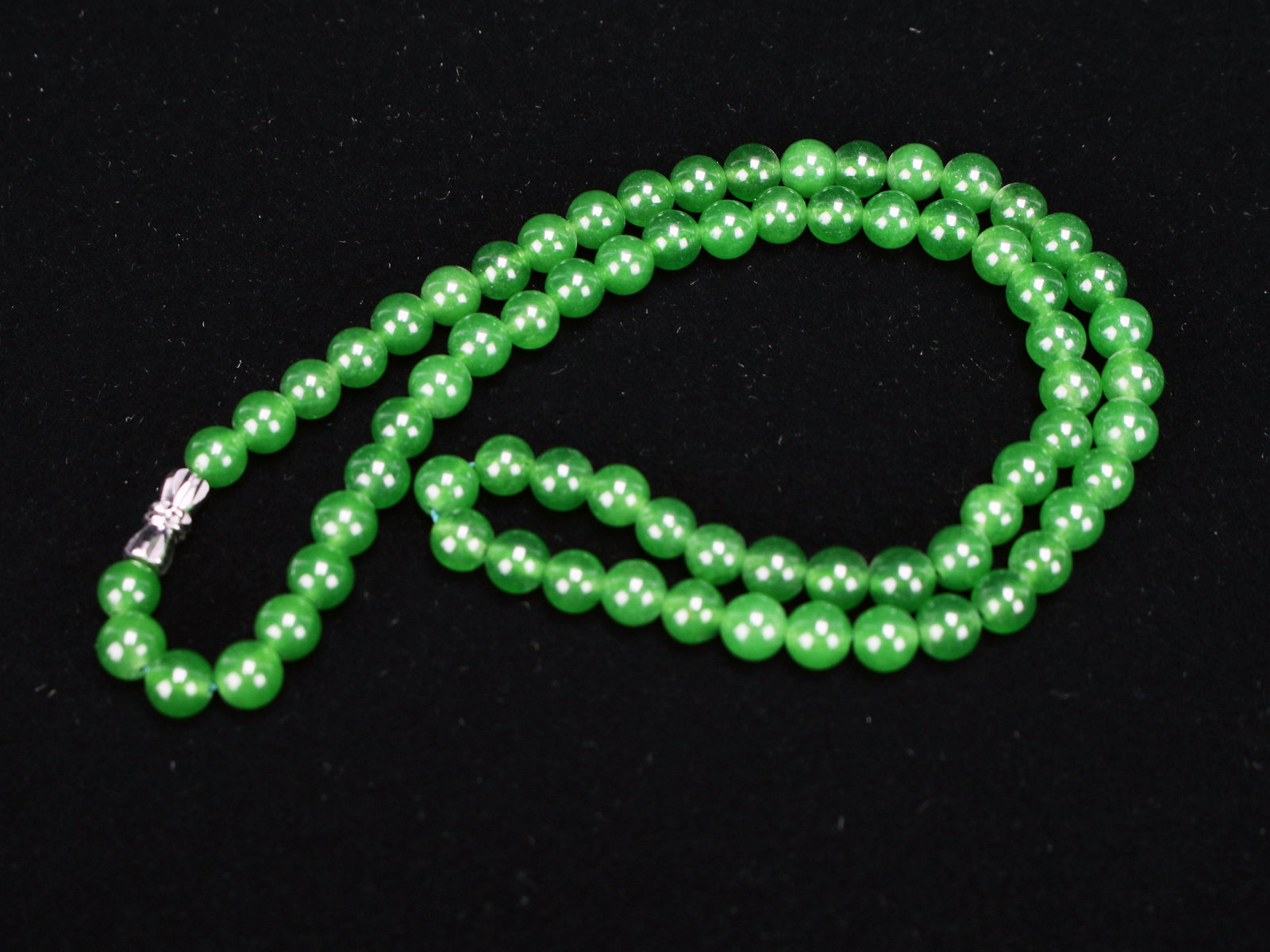 GREEN JADE BEAD NECKLACE (1 of 3)