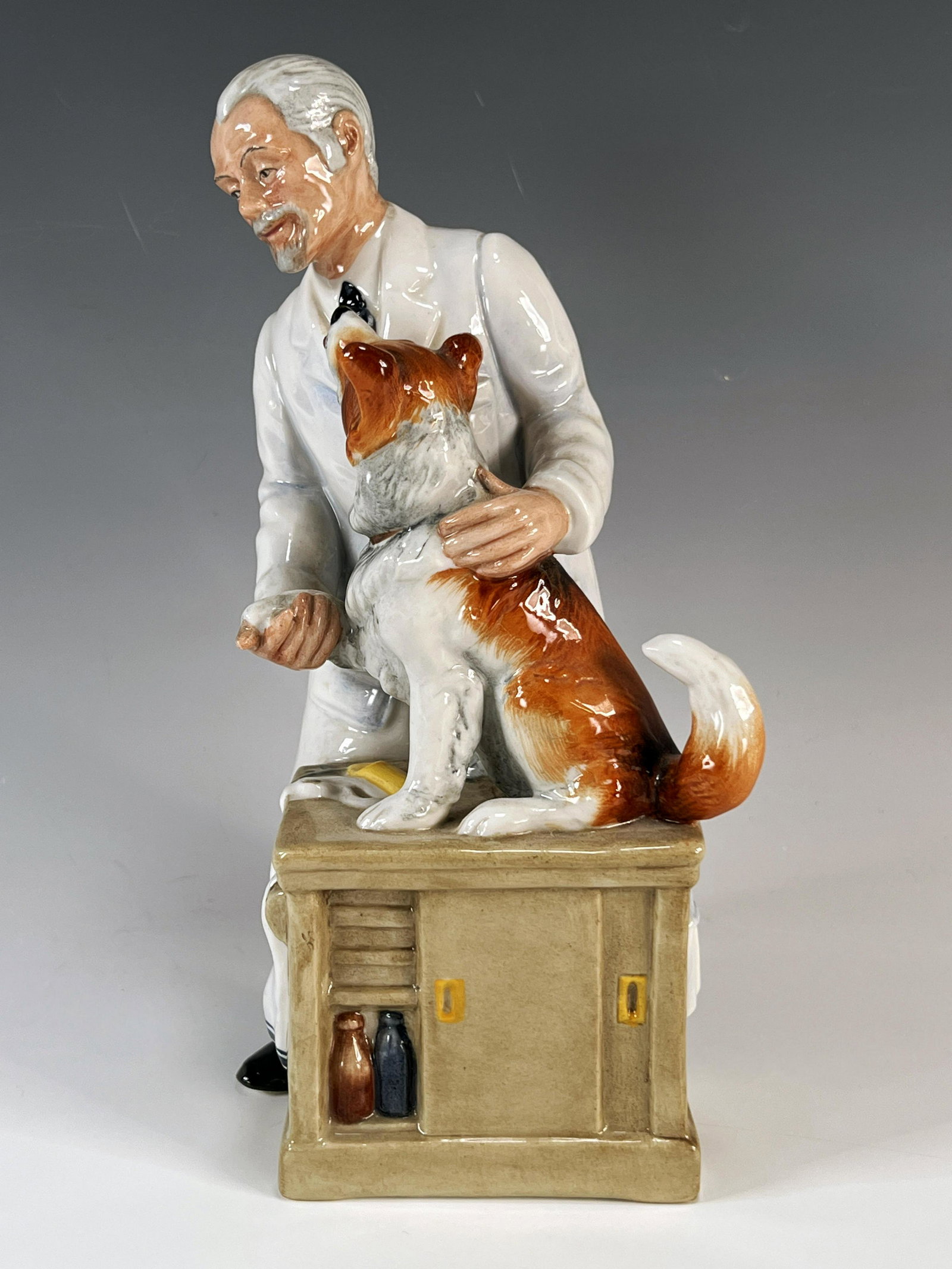 VINTAGE VETERINARIAN WITH COLLIE ENGLISH FIGURINE ROYAL DOULTON: VINTAGE VETERINARIAN WITH COLLIE ENGLISH FIGURINE