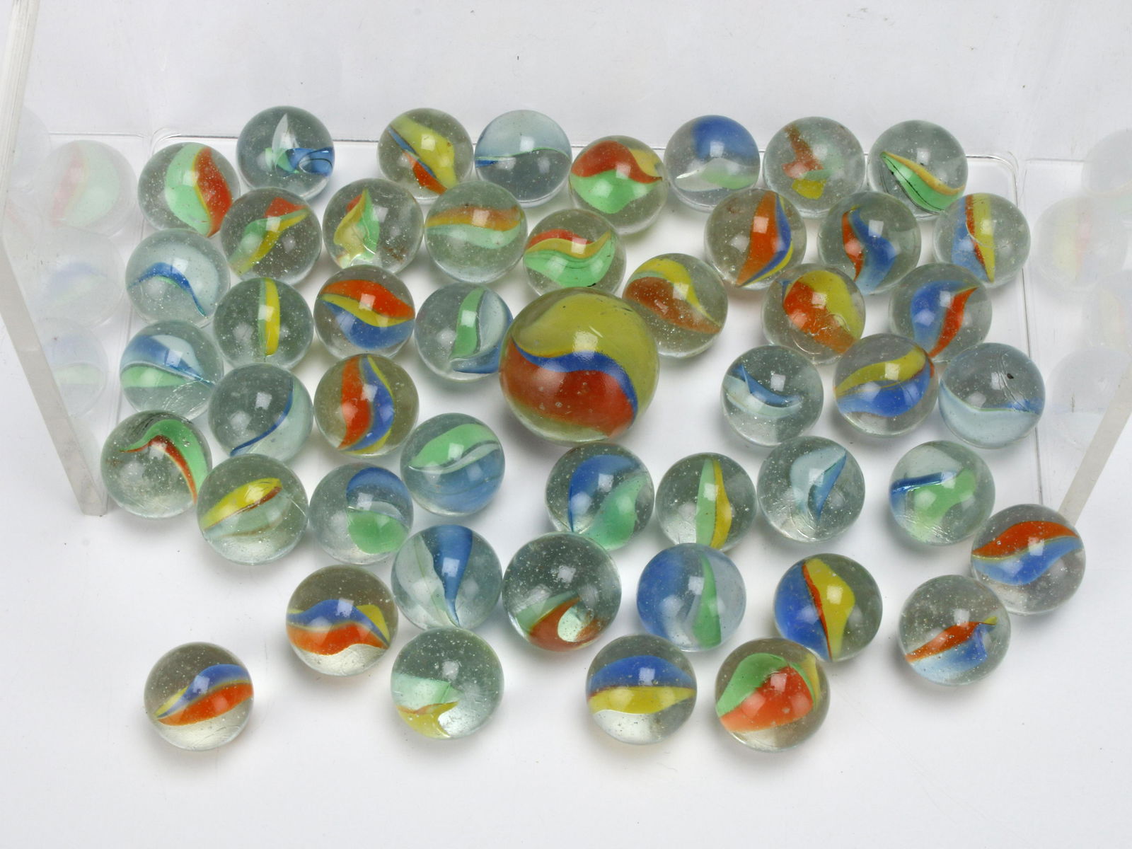 LOT OF MULTICOLOR GLASS MARBLES: LOT OF MULTICOLOR GLASS MARBLES