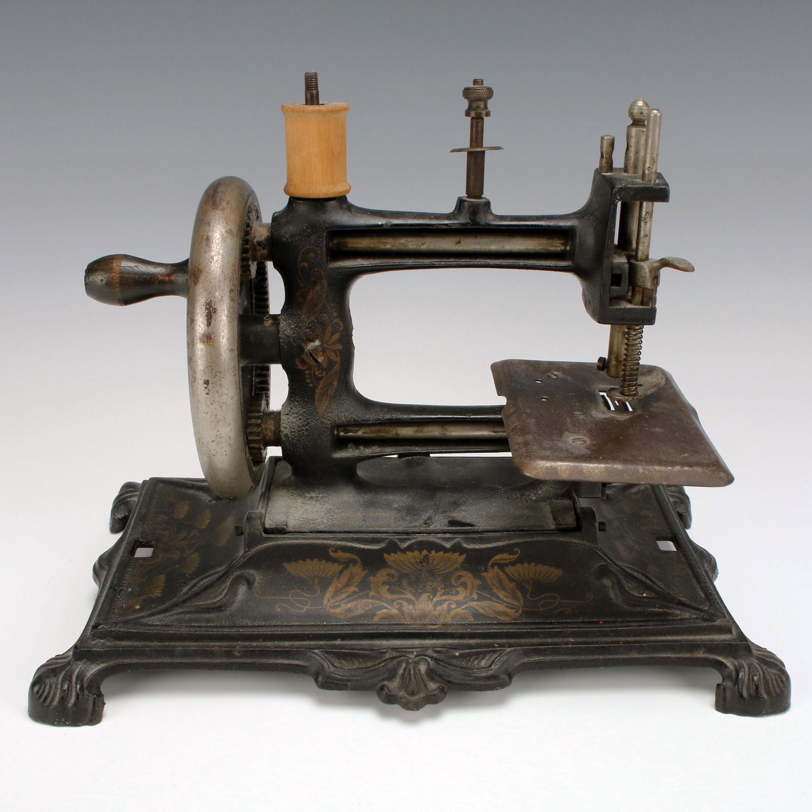 EARLY 1900 MULLER CHILDS HAND-CRANK SEWING MACHINE (1 of 8)