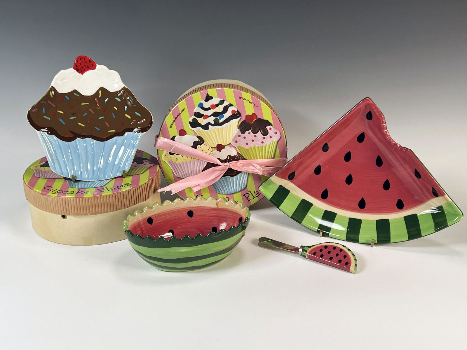 CUPCAKE DESSERT PLATES & WATERMELON PLATE (1 of 5)