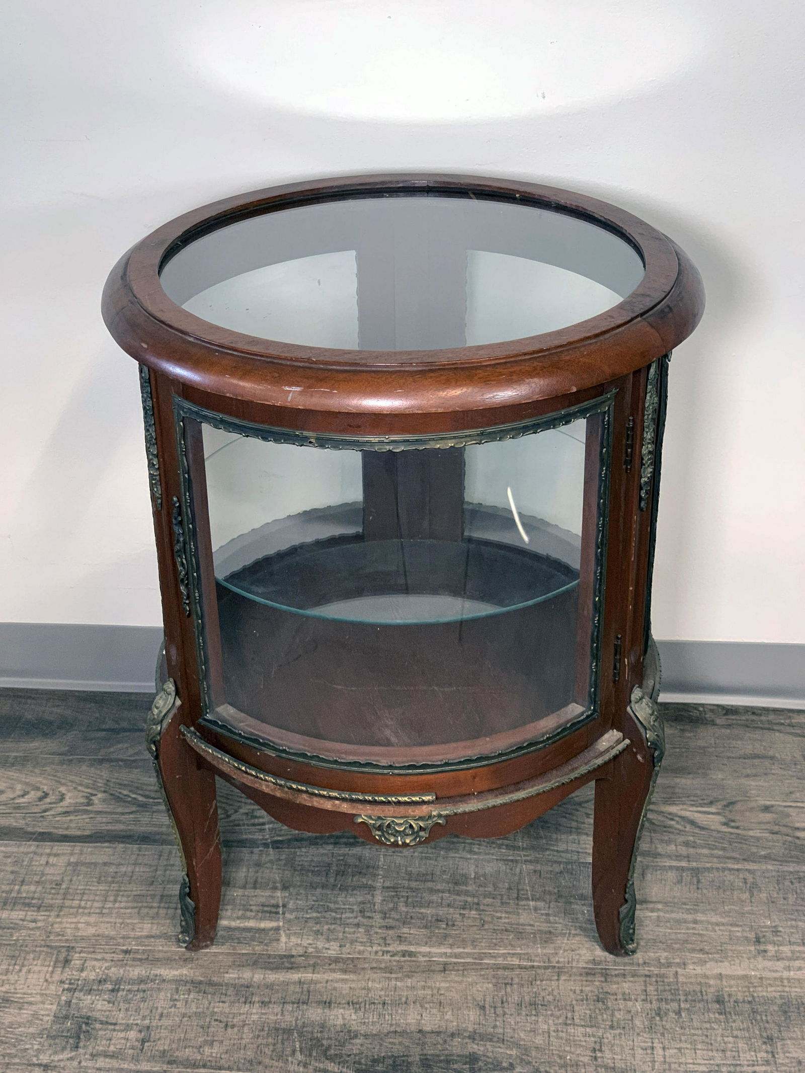 VINTAGE ROUND VITRINE TABLE WITH BRONZE MOUNTS (1 of 4)
