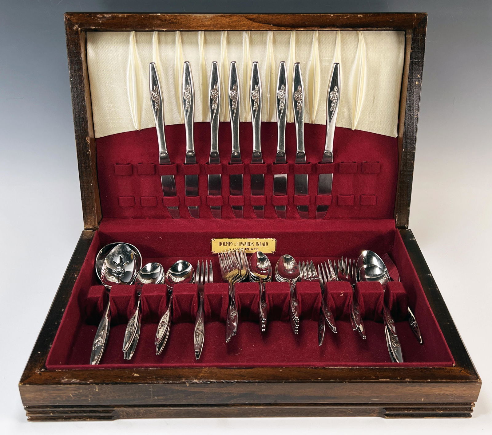 ONEIDACRAFT DELUXE STAINLESS FLATWARE IN SILVER CHEST (1 of 6)