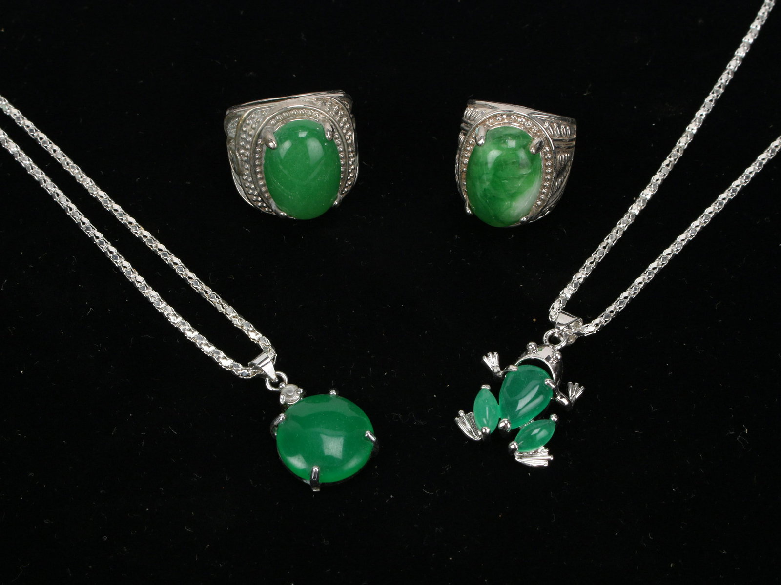 TWO JADE RINGS TWO JADE PENDANTS (1 of 4)