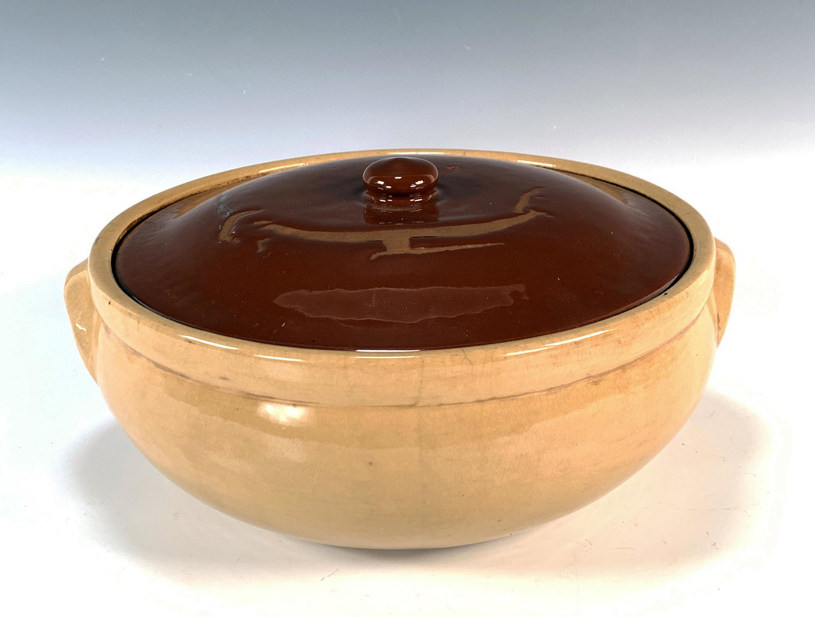 LARGE AMERICAN YORK POTTERY CASSEROLE: LARGE AMERICAN YORK POTTERY CASSEROLE
