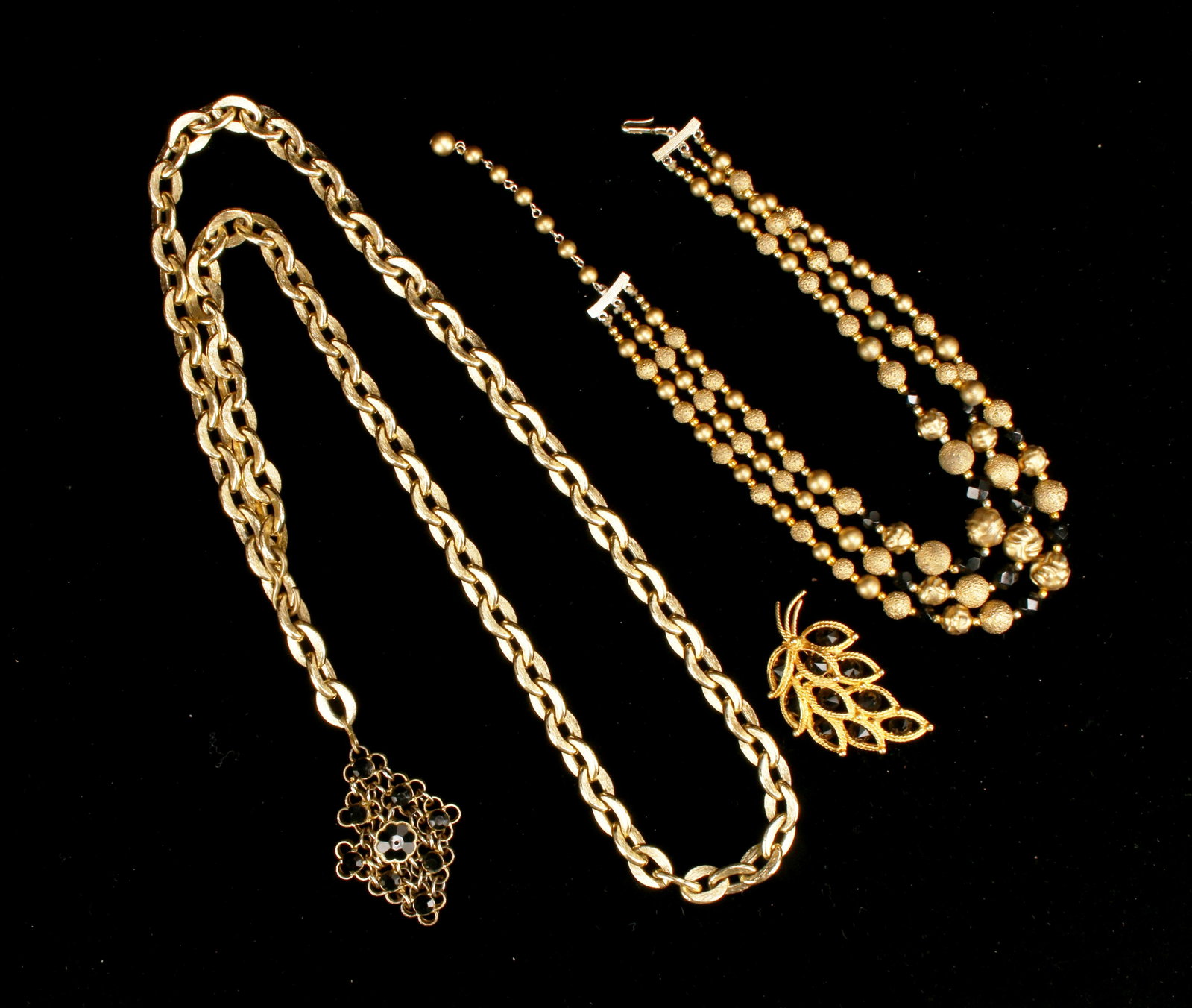 BLACK & GOLD COSTUME JEWELRY LOT: BLACK & GOLD COSTUME JEWELRY LOT