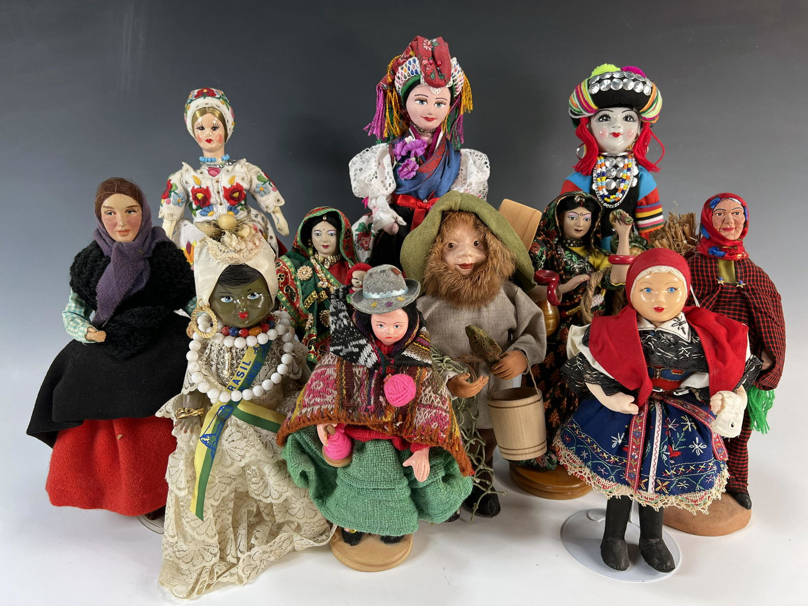 LOT OF INTERNATIONAL WORLD DOLLS (1 of 5)