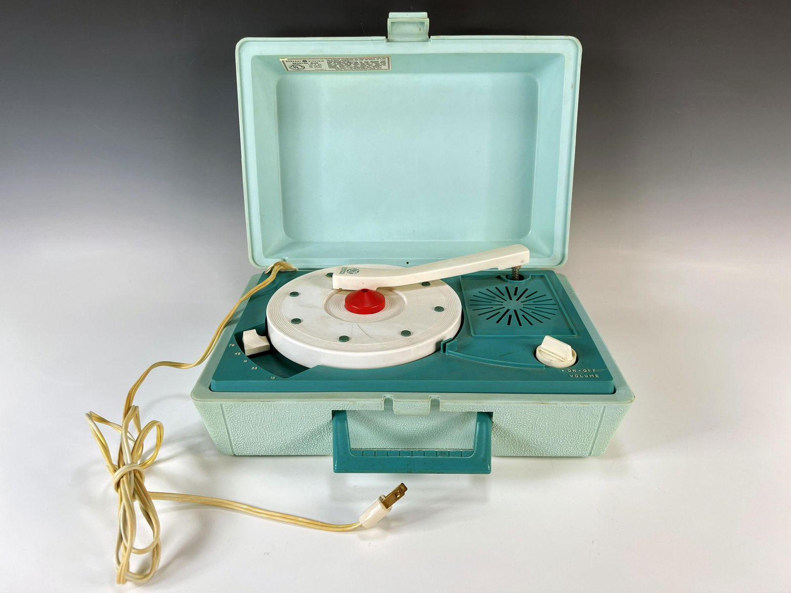 VINTAGE GENERAL ELECTRIC PORTABLE RECORD PLAYER Mar 17, 2023