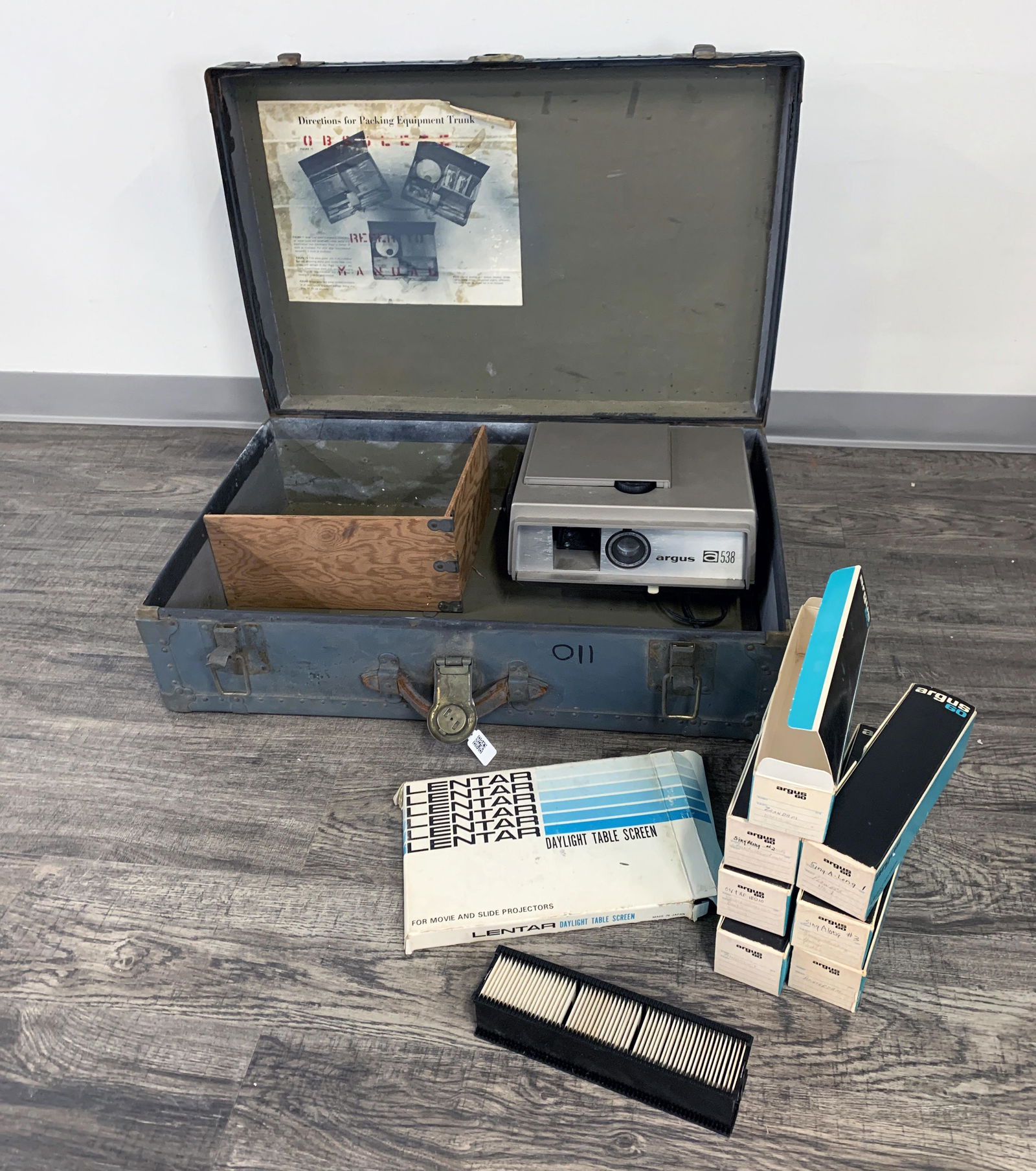ARGUS PROJECTOR & SLIDES IN LARGE CASE (1 of 3)