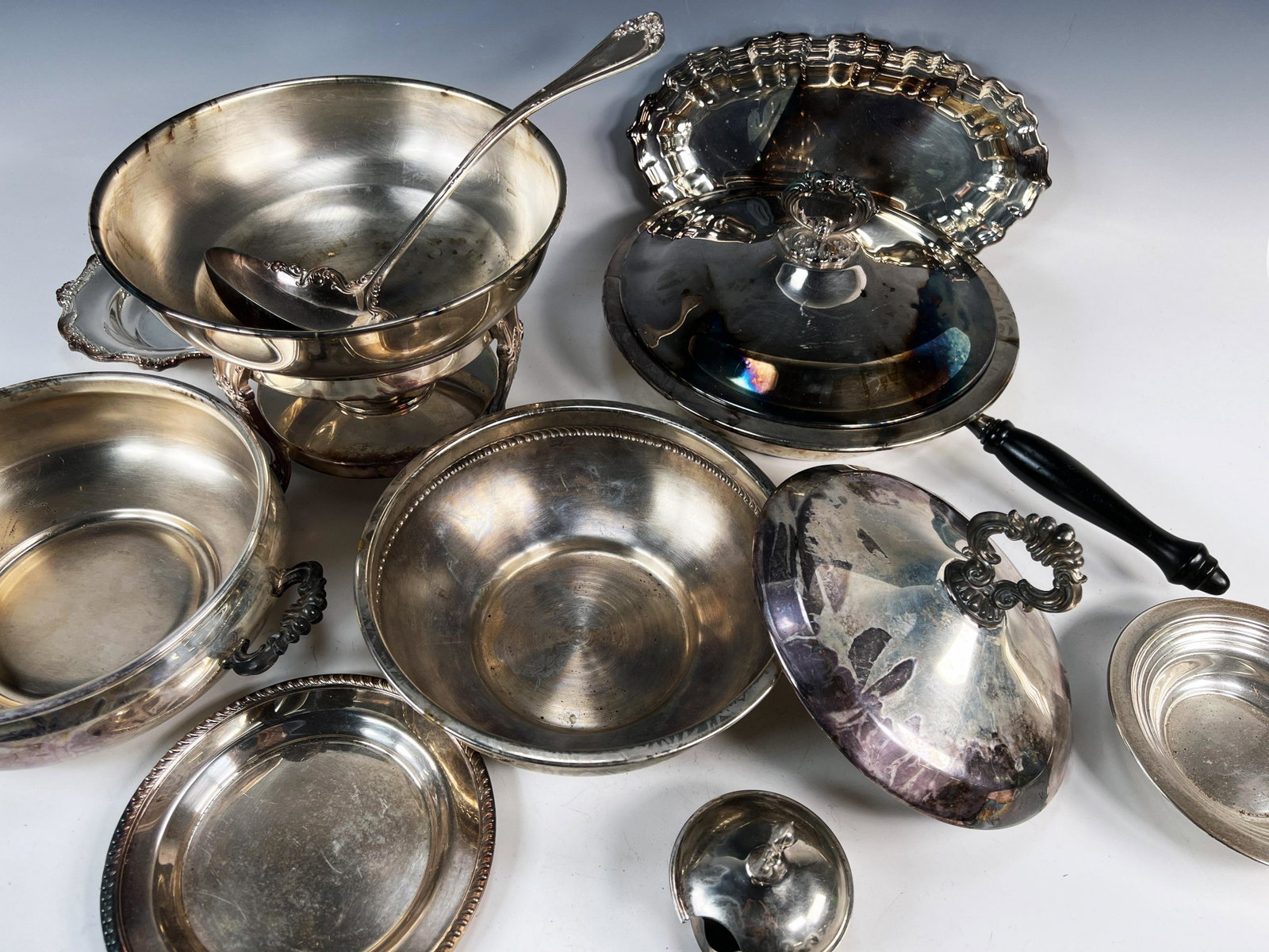 SILVERPLATE SERVING ITEMS: SILVERPLATE SERVING ITEMS </
