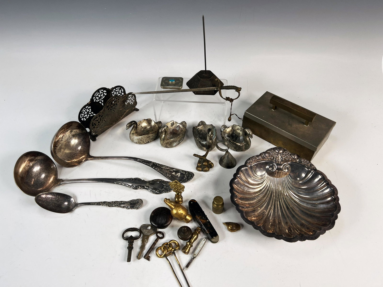 LOT OF SILVERPLATE PIECES AND ODDITIES: LOT OF SILVERPLATE PIECES AND ODDITIES