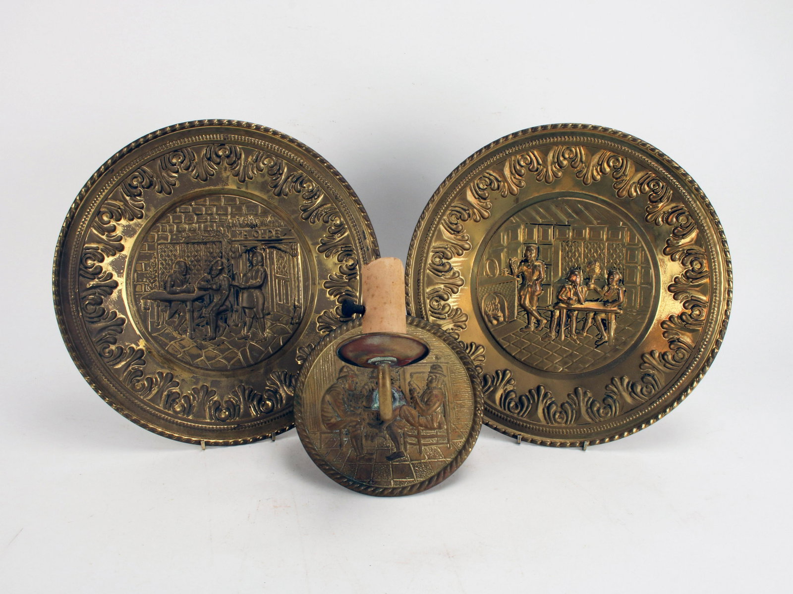 3 BRASS WALL DECOR ITEMS: 3 BRASS WALL DECOR ITEMS