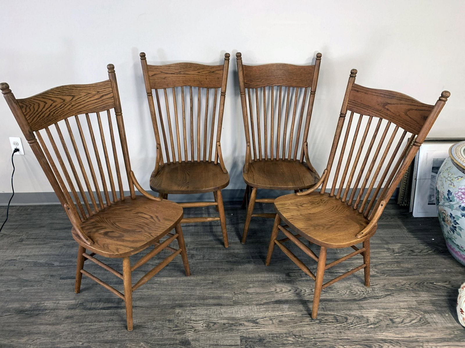 FOUR TRADITIONAL AMISH OAK SIDE CHAIRS: FOUR TRADITIONAL AMISH OAK SIDE CHAIRS