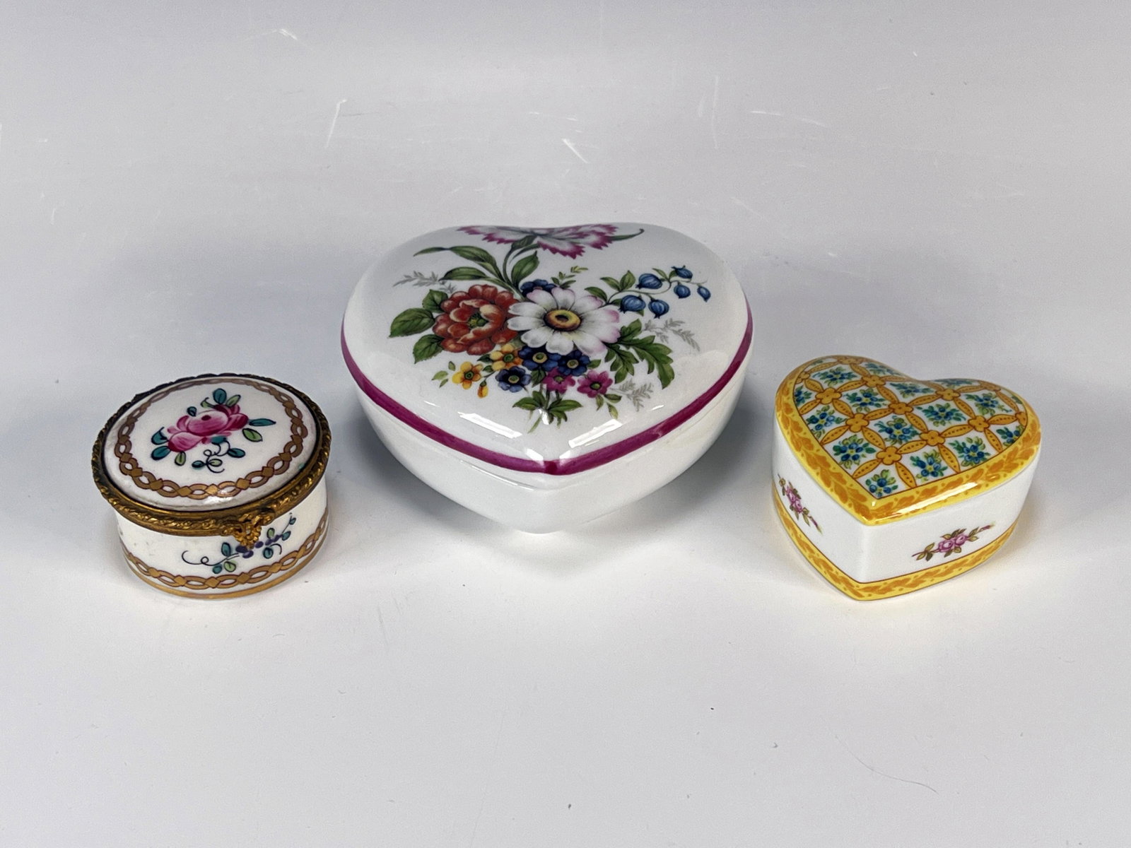 THREE PORCELAIN TRINKET BOXES LIMOGES: THREE PORCELAIN TRINKET BOXES LIMOGES