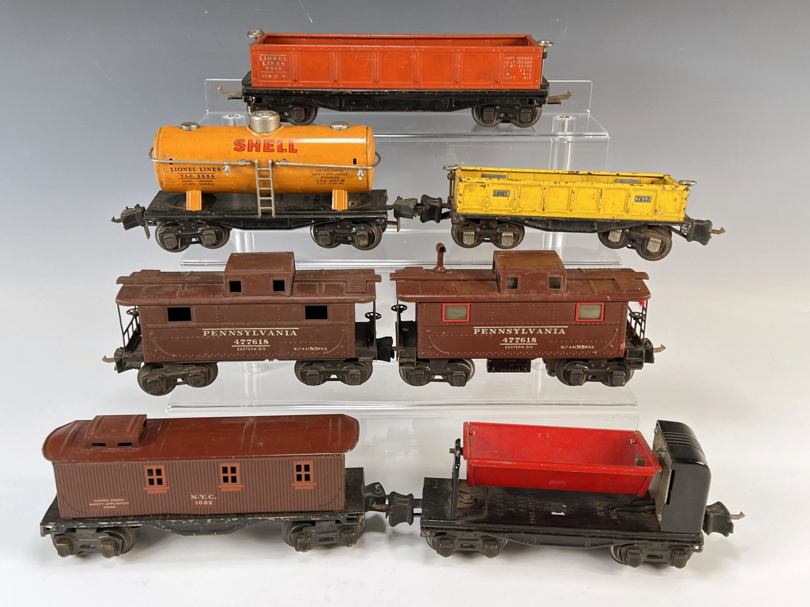 COLLECTION OF LIONEL PREWAR FREIGHT CARS AND CABOOSES MODEL TRAINS: COLLECTION OF LIONEL PREWAR FREIGHT CARS AND CABOO