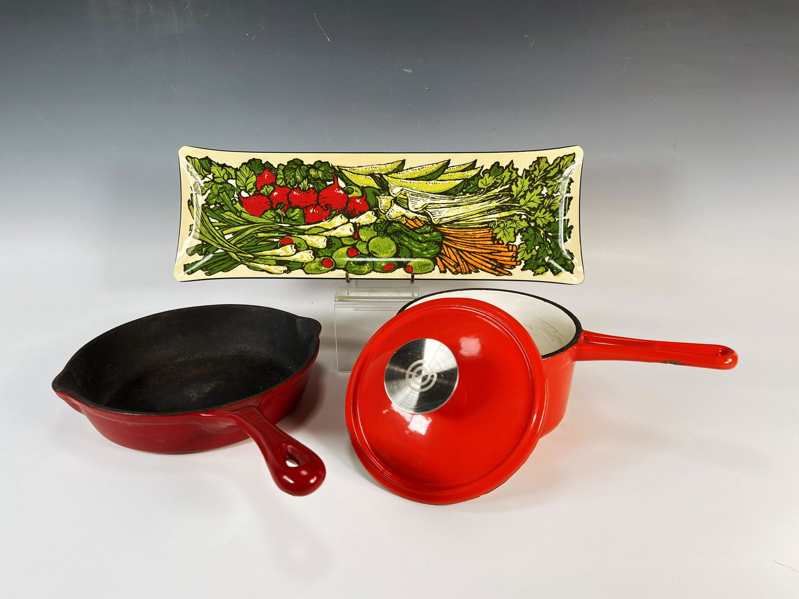 CAST IRON SKILLET AND ENAMEL LIDDED POT AND TRAY (1 of 4)