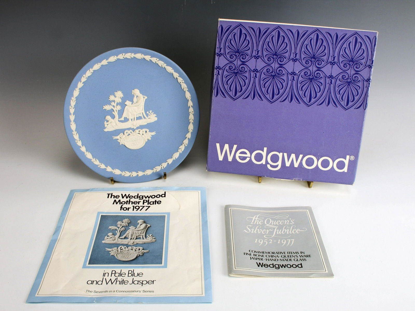 WEDGWOOD QUEEN MOTHER SILVER JUBILEE 1977 PLATE IN BOX: WEDGWOOD QUEEN MOTHER SILVER JUBILEE 1977 PLATE IN