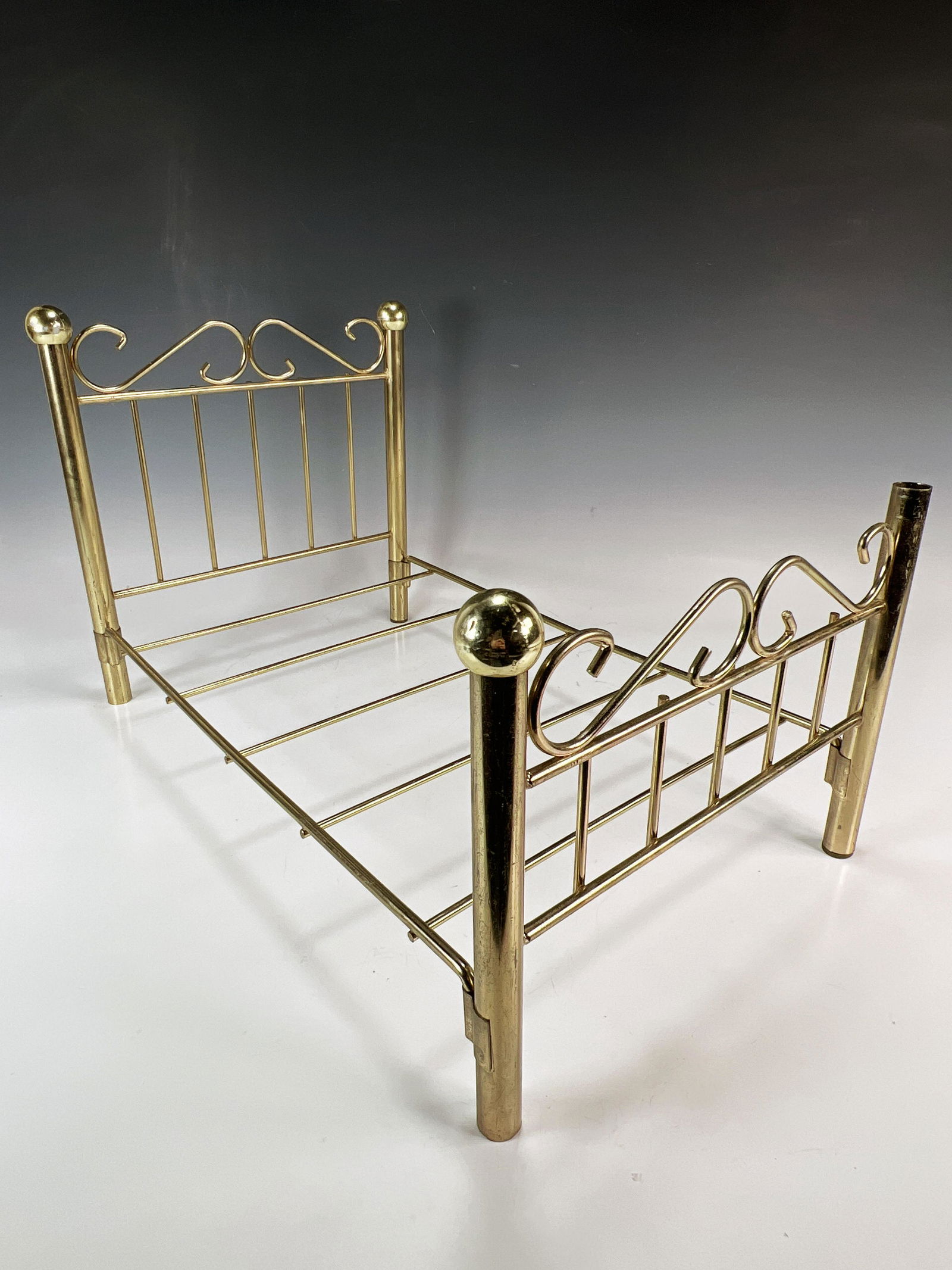 RETIRED AMERICAN GIRL BRASS BED FRAME (1 of 2)