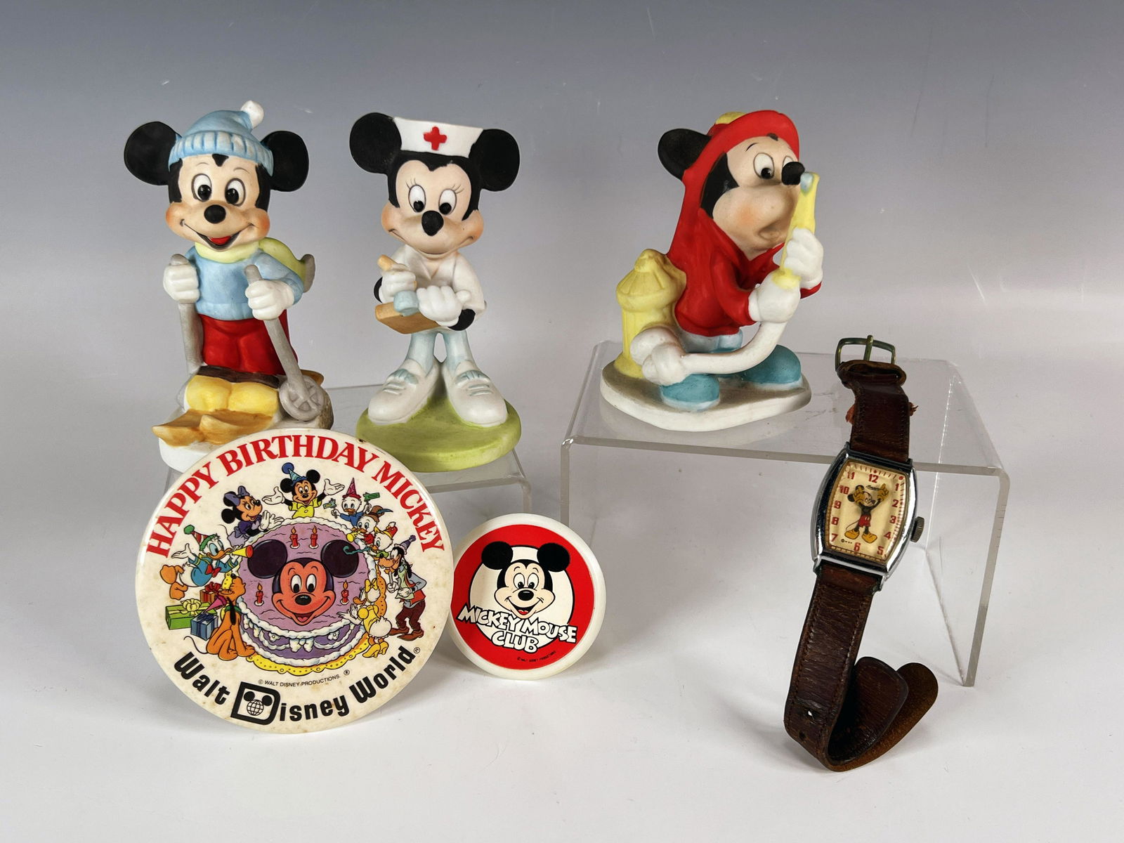 DISNEY FIGURES MICKEY MOUSE WATCH BUTTON: DISNEY FIGURES MICKEY MOUSE WATCH BUTTON