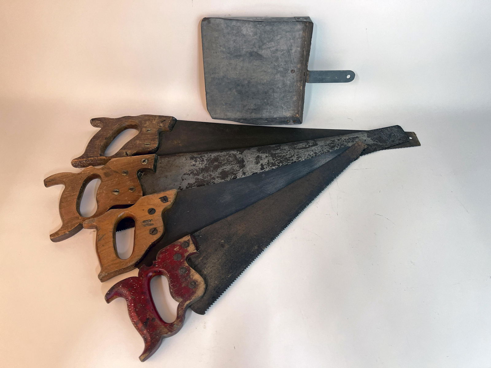 LOT OF 4 HAND SAWS AND METAL DUSTPAN (1 of 6)