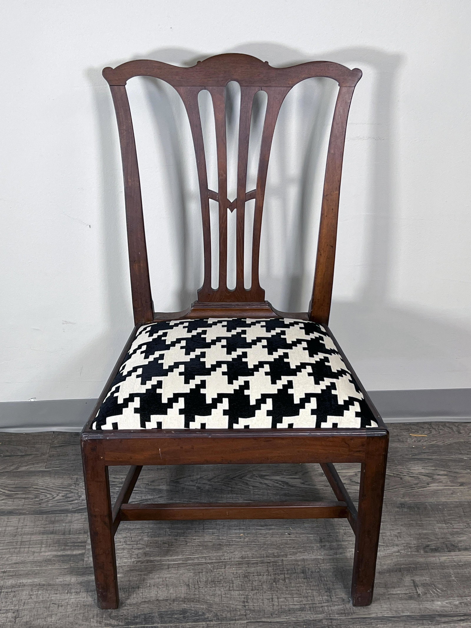 SIDE CHAIR WITH HOUNDSTOOTH UPHOLSTERY SEAT: SIDE CHAIR WITH HOUNDSTOOTH UPHOLSTERY SEAT
