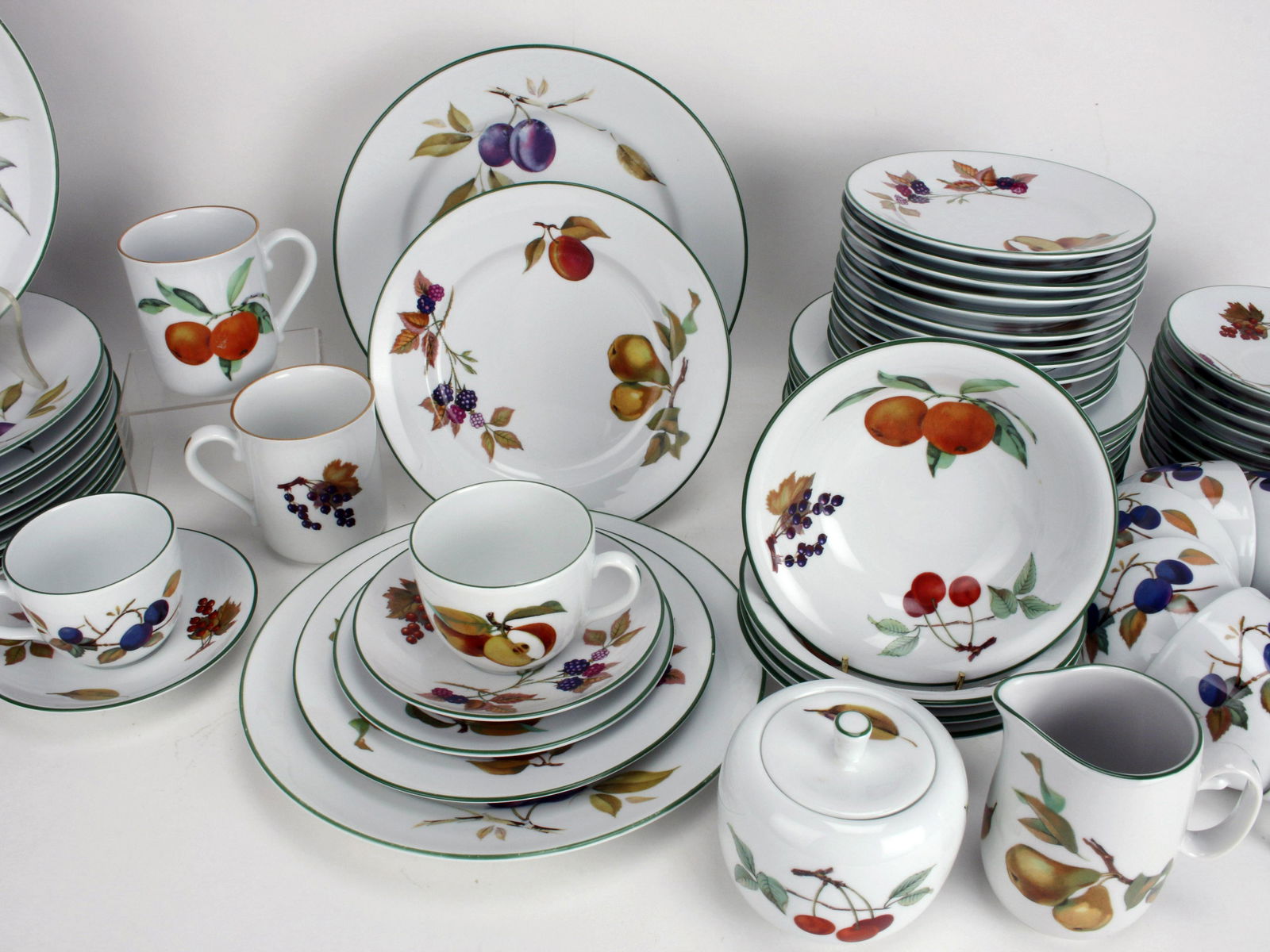 ROYAL WORCESTER EVESHAM VALE CHINA SERVICE (1 of 4)