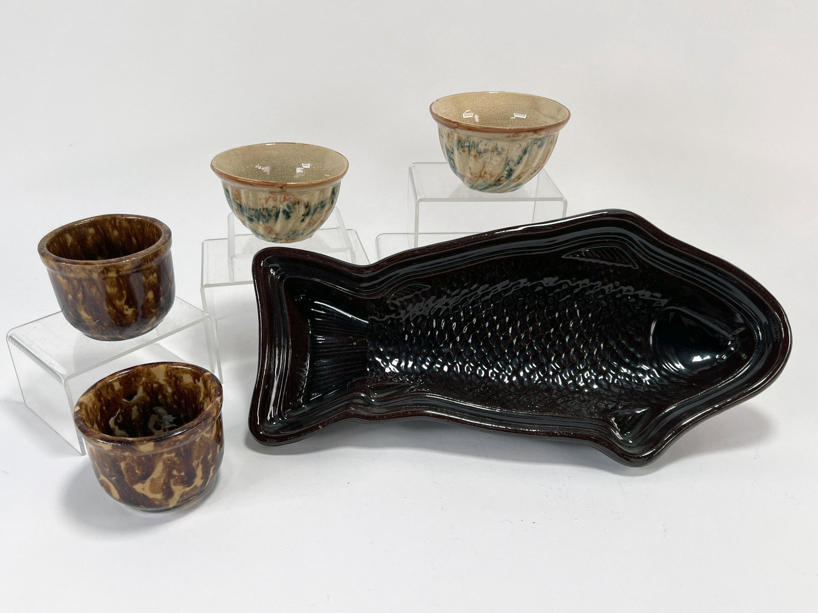 EARLY AMERICAN POTTERY CUSTARD CUPS AND FISH MOLD: EARLY AMERICAN POTTERY CUSTARD CUPS AND FISH MOLD<