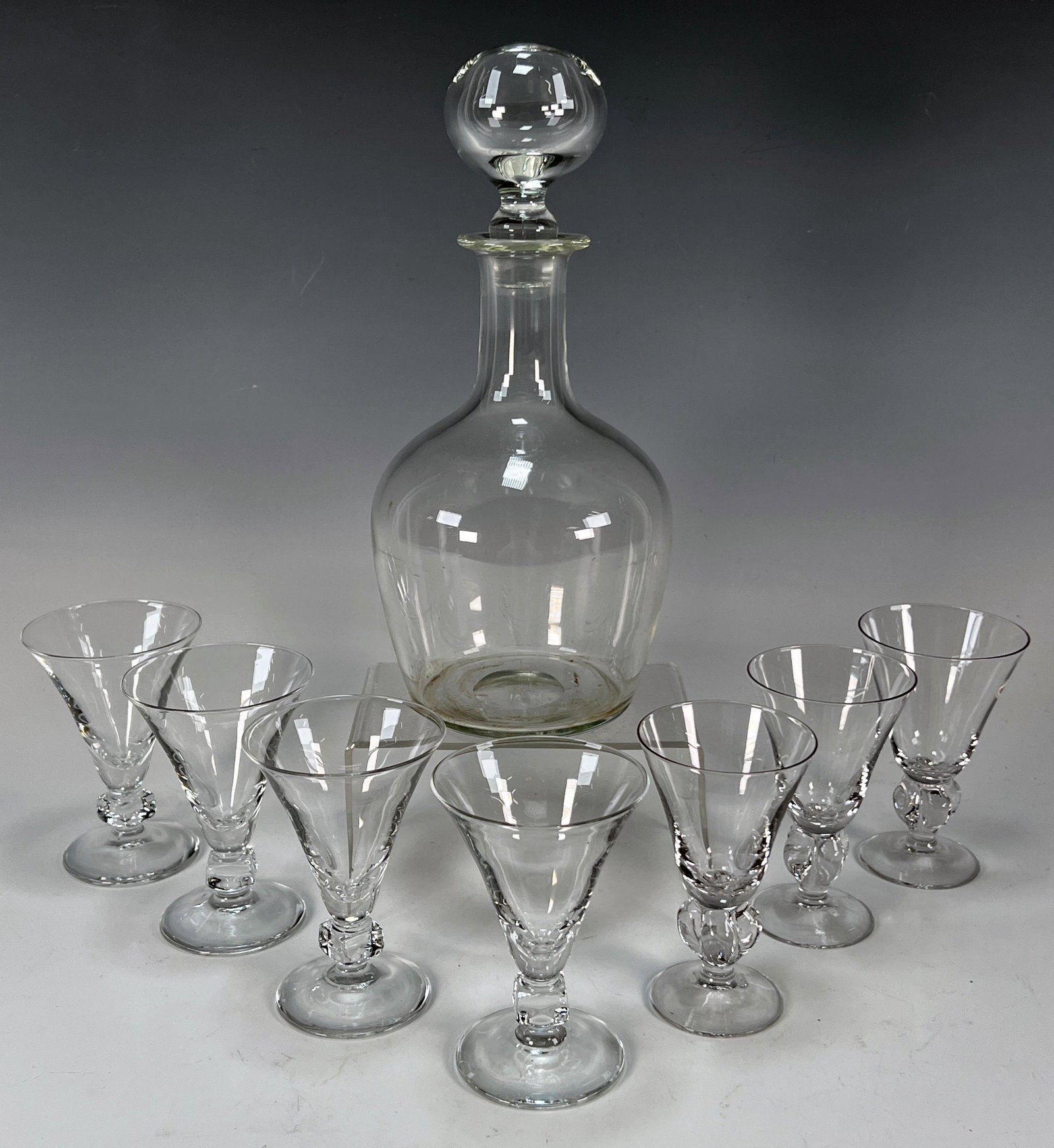 DECANTER AND 7 CORDIAL GLASSES: DECANTER AND 7 CORDIAL GLASSES