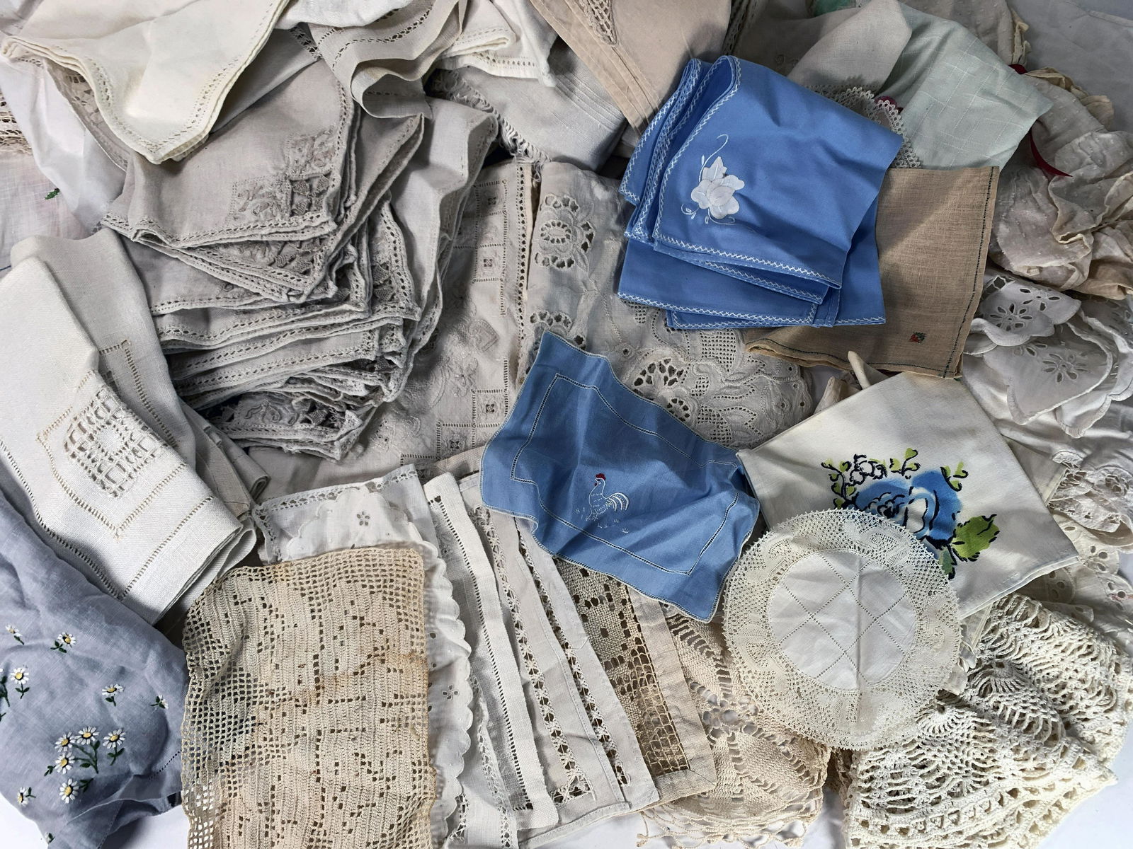 LOT OF VINTAGE TABLE LINENS & DOILIES (1 of 3)
