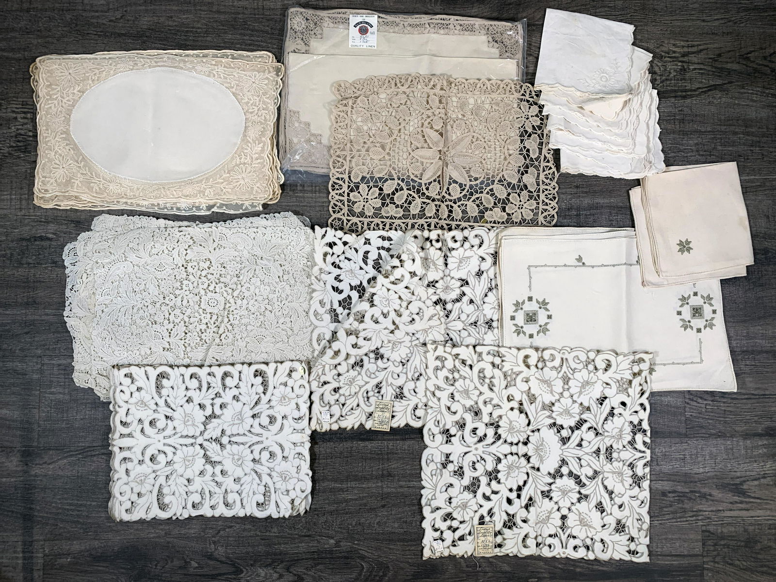 VINTAGE HAND EMBROIDERED LINENS PLACEMATS NAPKINS (1 of 6)