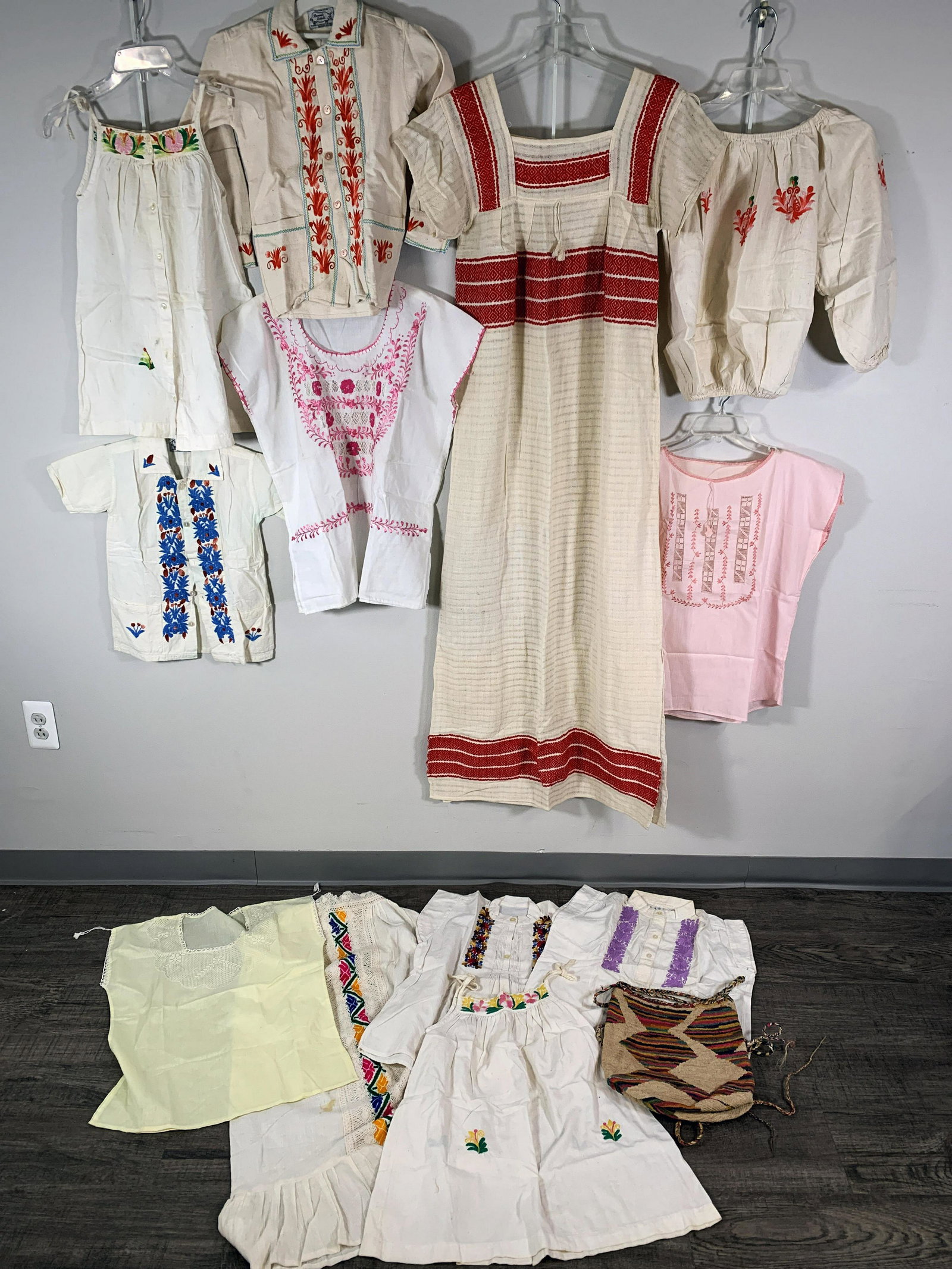 MEXICAN & SOUTH AMERICAN EMBROIDERED BLOUSES DRESSES BAG: MEXICAN & SOUTH AMERICAN EMBROIDERED BLOUSES DRESS