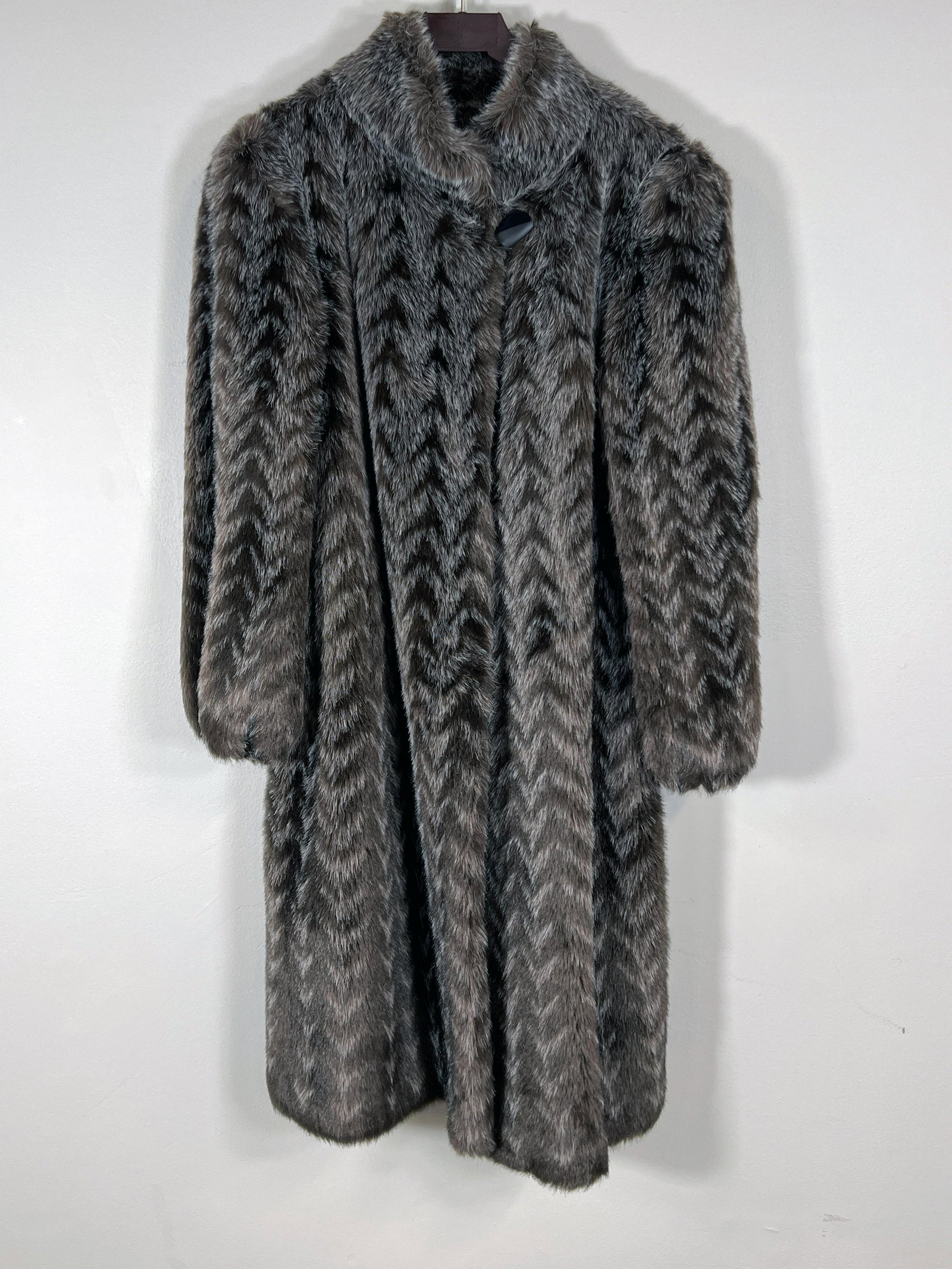 FAUX FUR COAT: FAUX FUR COAT