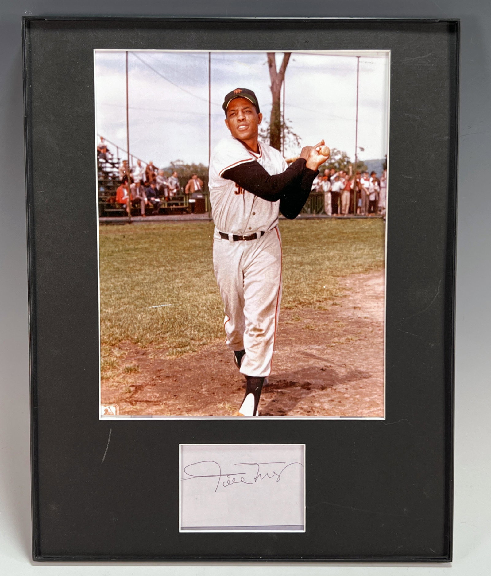 WILLIE MAYS PHOTO WITH SIGNATURE: WILLIE MAYS PHOTO WITH SIGNATURE