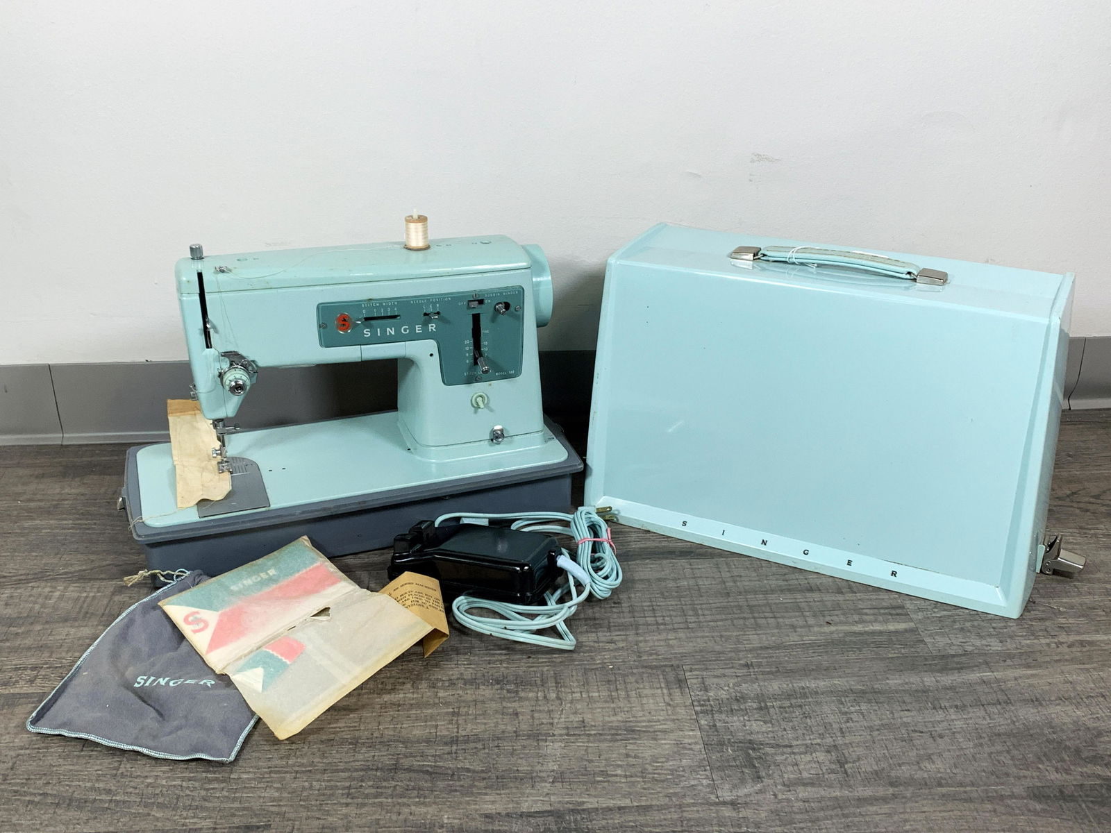 SINGER MID CENTURY TURQUOISE TRAVEL SEWING MACHINE (1 of 2)